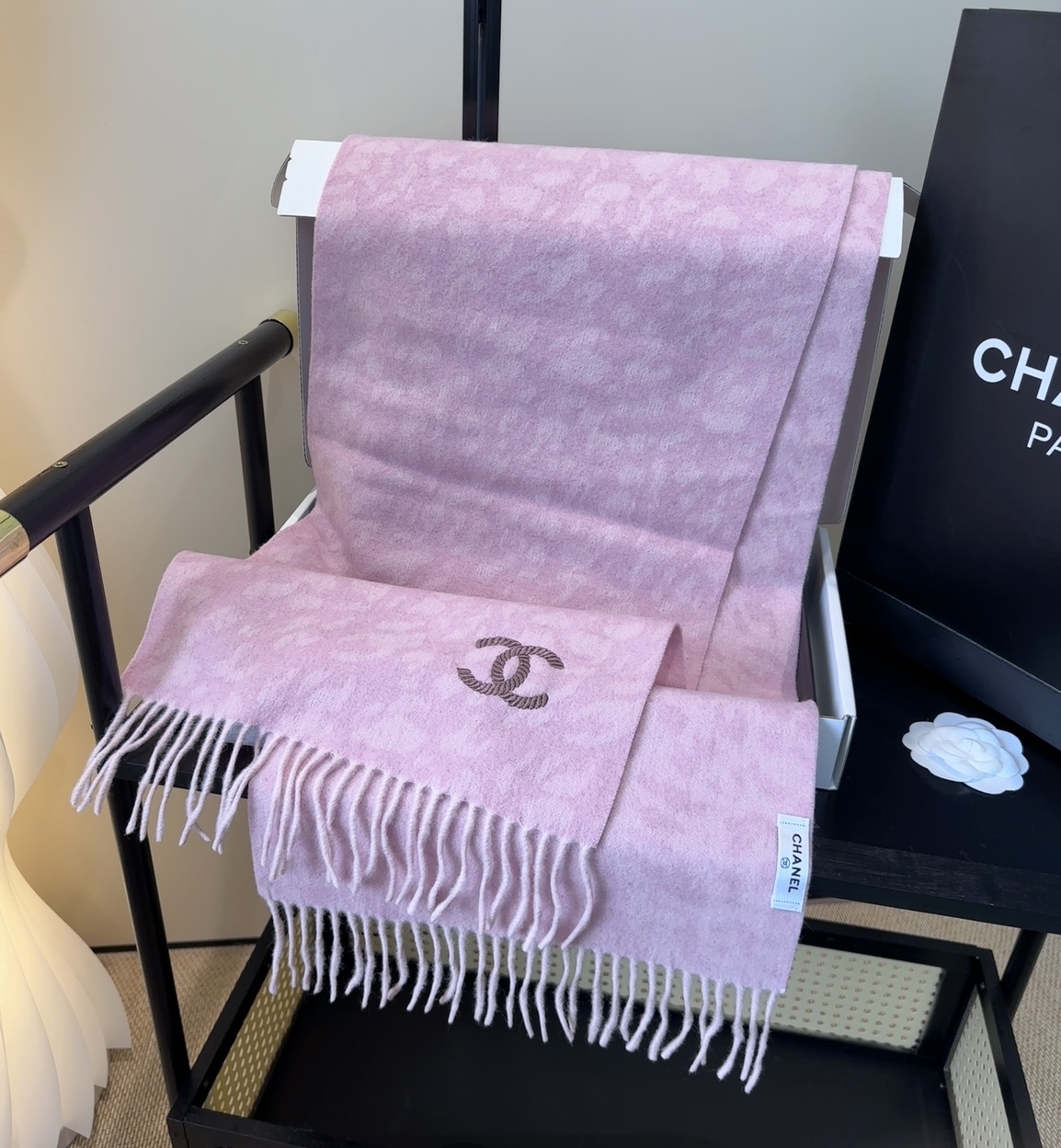 上新！2025秋冬香奈儿男女同款，同步，高端羊绒针织围巾！ 可正式，可随意，非常Classical的设计