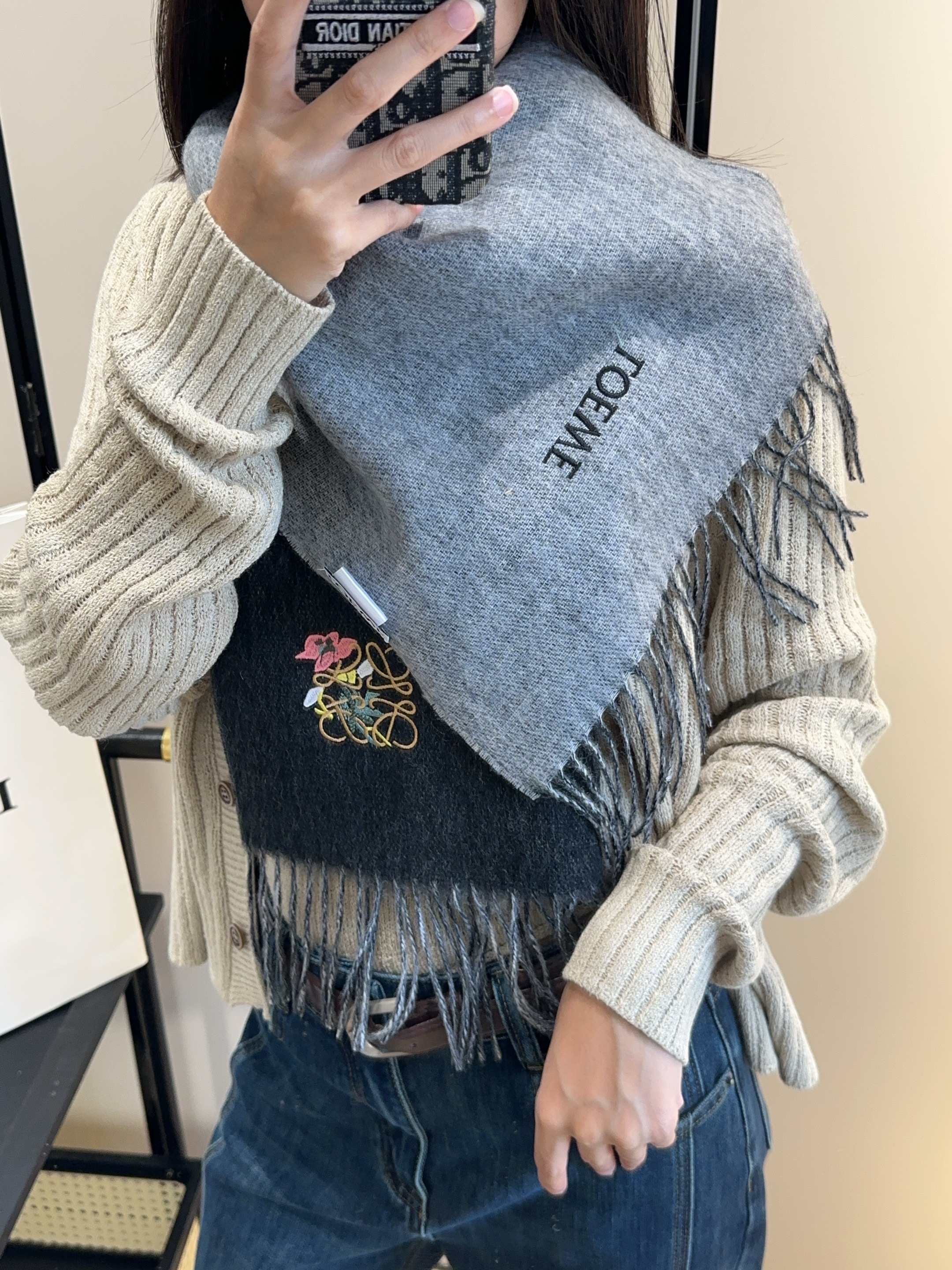 【▪Loewe · 罗意威难得一见的温柔配色，低调又不失优雅❗】重点推荐❗双面配色，一条围巾两种风格搭配