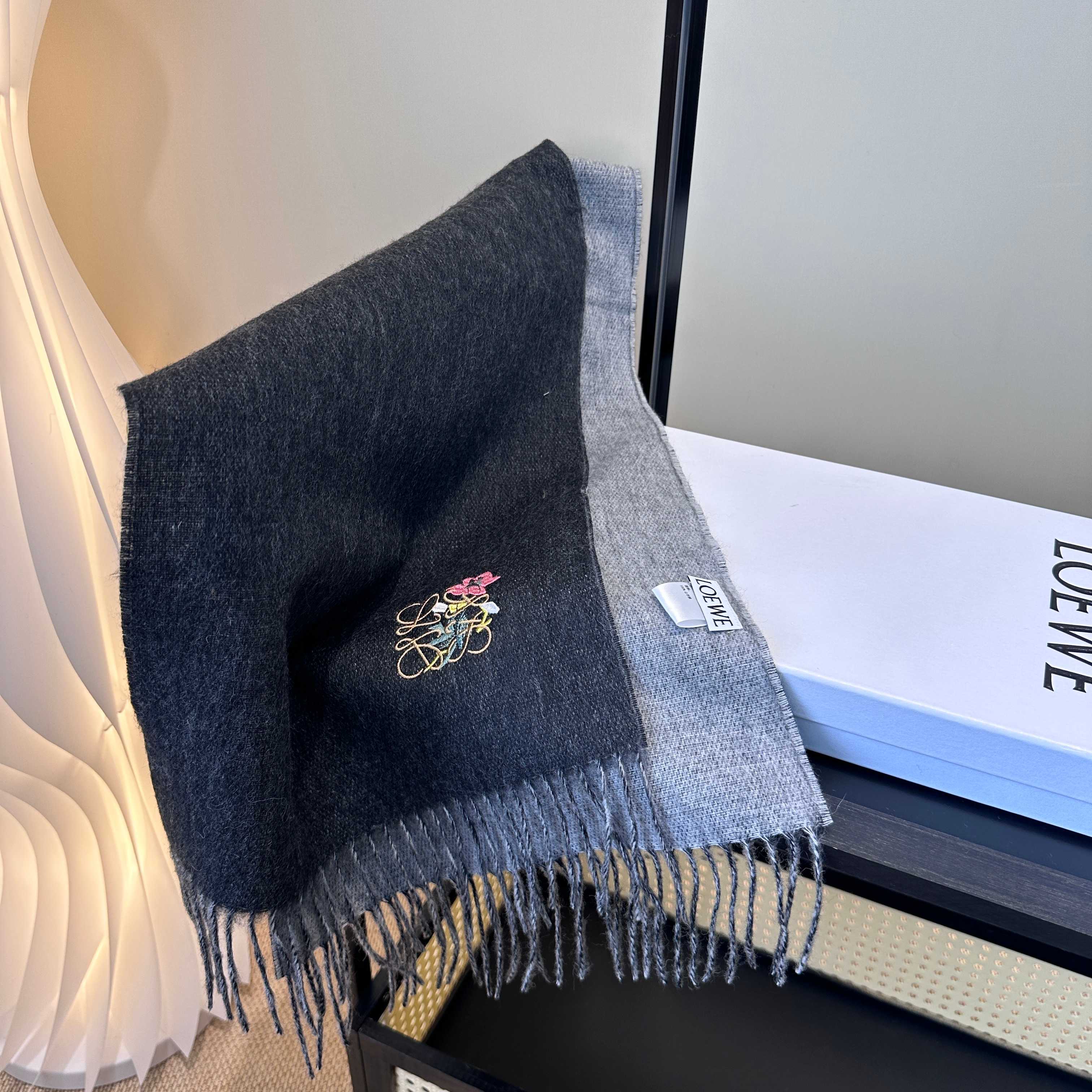 【▪Loewe · 罗意威难得一见的温柔配色，低调又不失优雅❗】重点推荐❗双面配色，一条围巾两种风格搭配