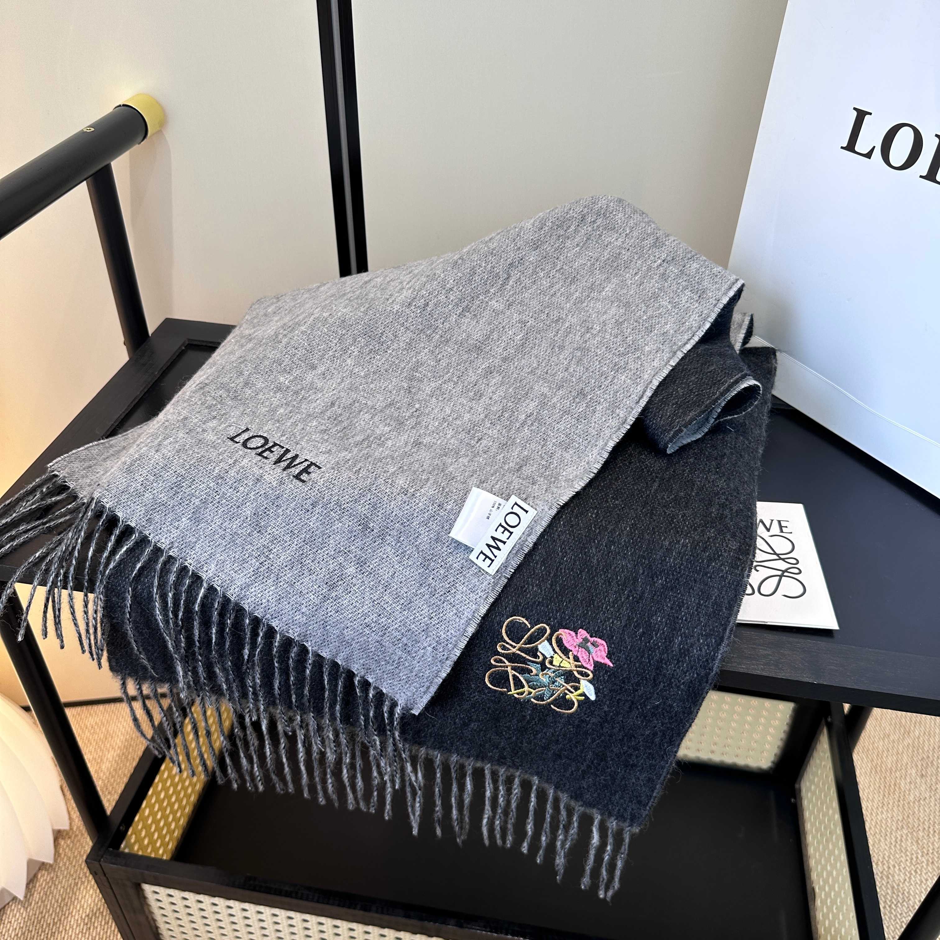 【▪Loewe · 罗意威难得一见的温柔配色，低调又不失优雅❗】重点推荐❗双面配色，一条围巾两种风格搭配