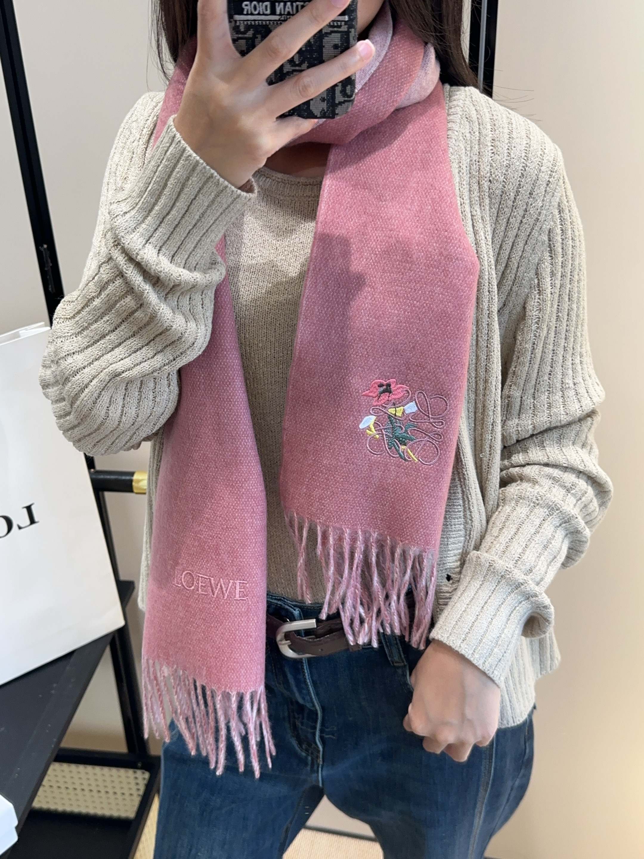 【▪Loewe · 罗意威难得一见的温柔配色，低调又不失优雅❗】重点推荐❗双面配色，一条围巾两种风格搭配