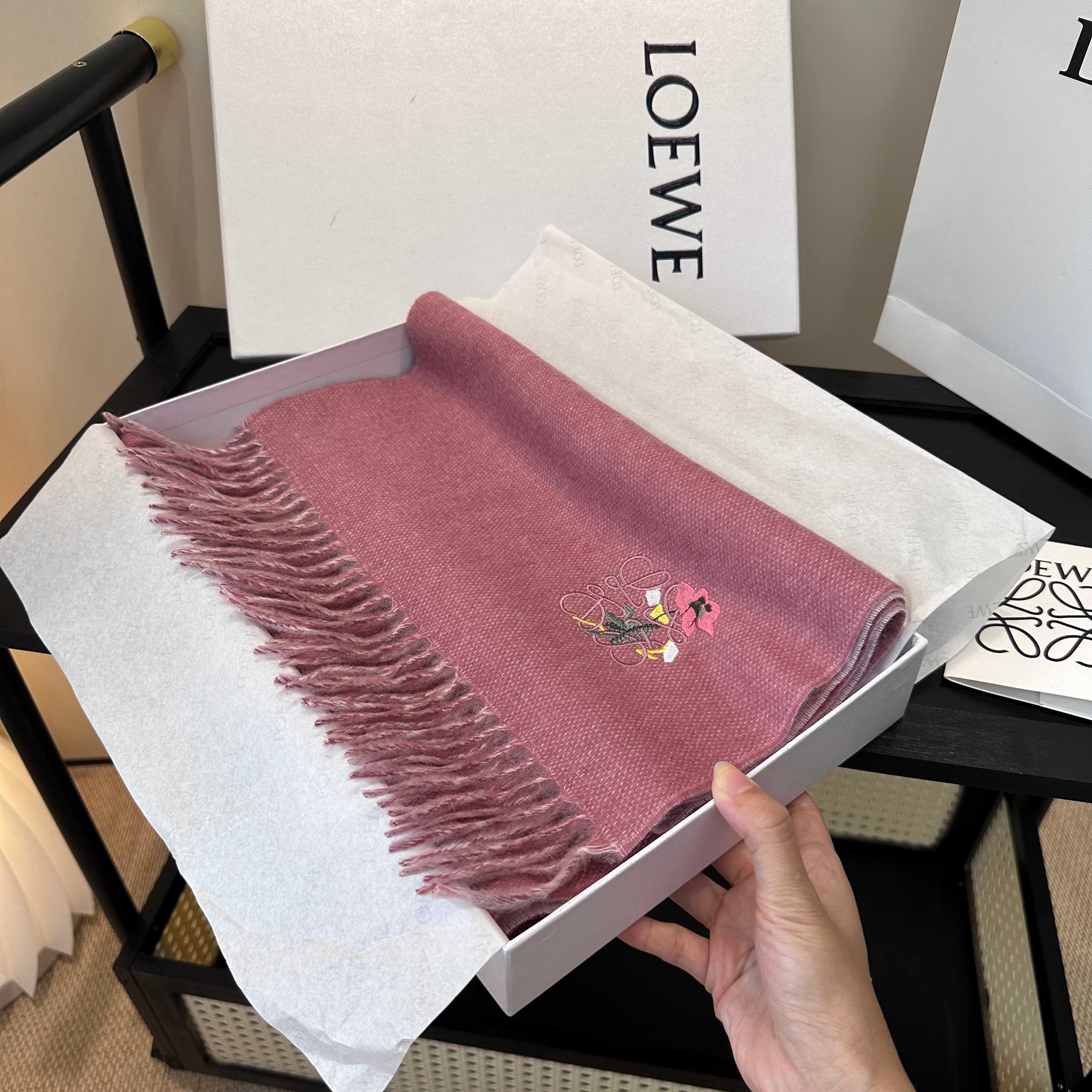 【▪Loewe · 罗意威难得一见的温柔配色，低调又不失优雅❗】重点推荐❗双面配色，一条围巾两种风格搭配