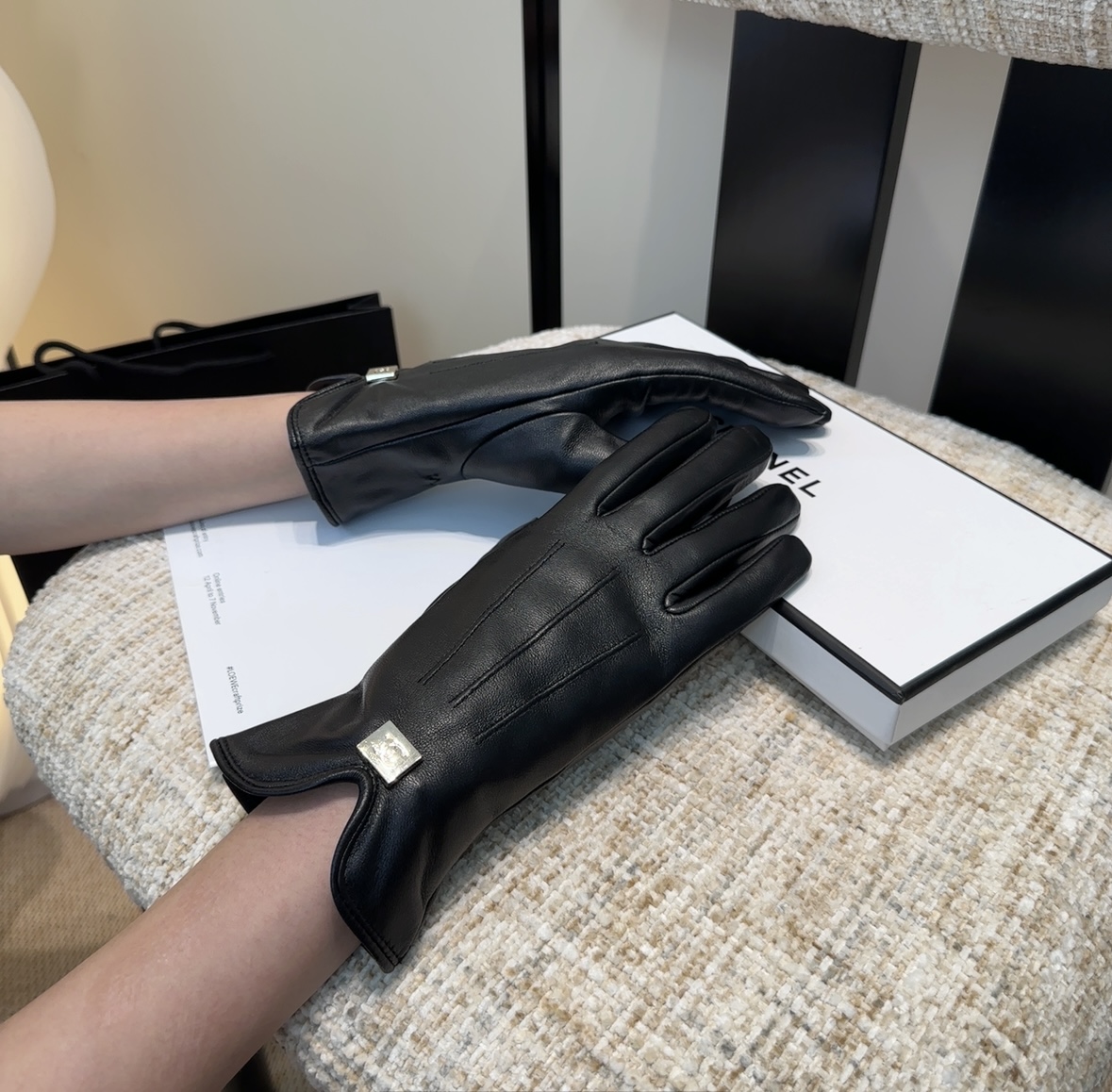 NO:554813,Chanel women's sheepskin gloves, fashionable gloves, warm in autumn and winter with velvet lining, classic and simple, super comfortable, soft and versatile!  Size ML gloves, gloves, chanel, sheepskin, gloves19860909香奈儿女款羊皮手套,时尚手套,秋冬保暖加绒内里,经典简洁上手超舒适柔软、百搭！码数ML手套,手套,chanel,sheepskin,gloves,accessory