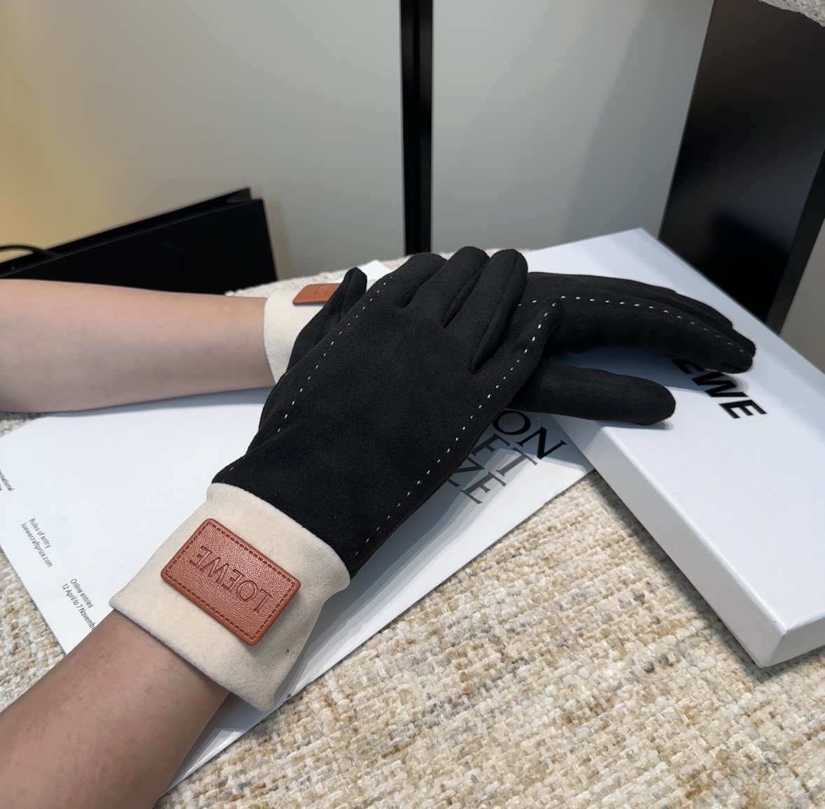 NO:554849,Loewe women's gloves, fashionable gloves, classic, simple and easy to use, super comfortable, soft and versatile!  One size fits all gloves, gloves, loewe, gloves19860909罗意威女款手套,时尚手套,经典简洁上手超舒适柔软、百搭！均码手套,手套,loewe,gloves,accessory