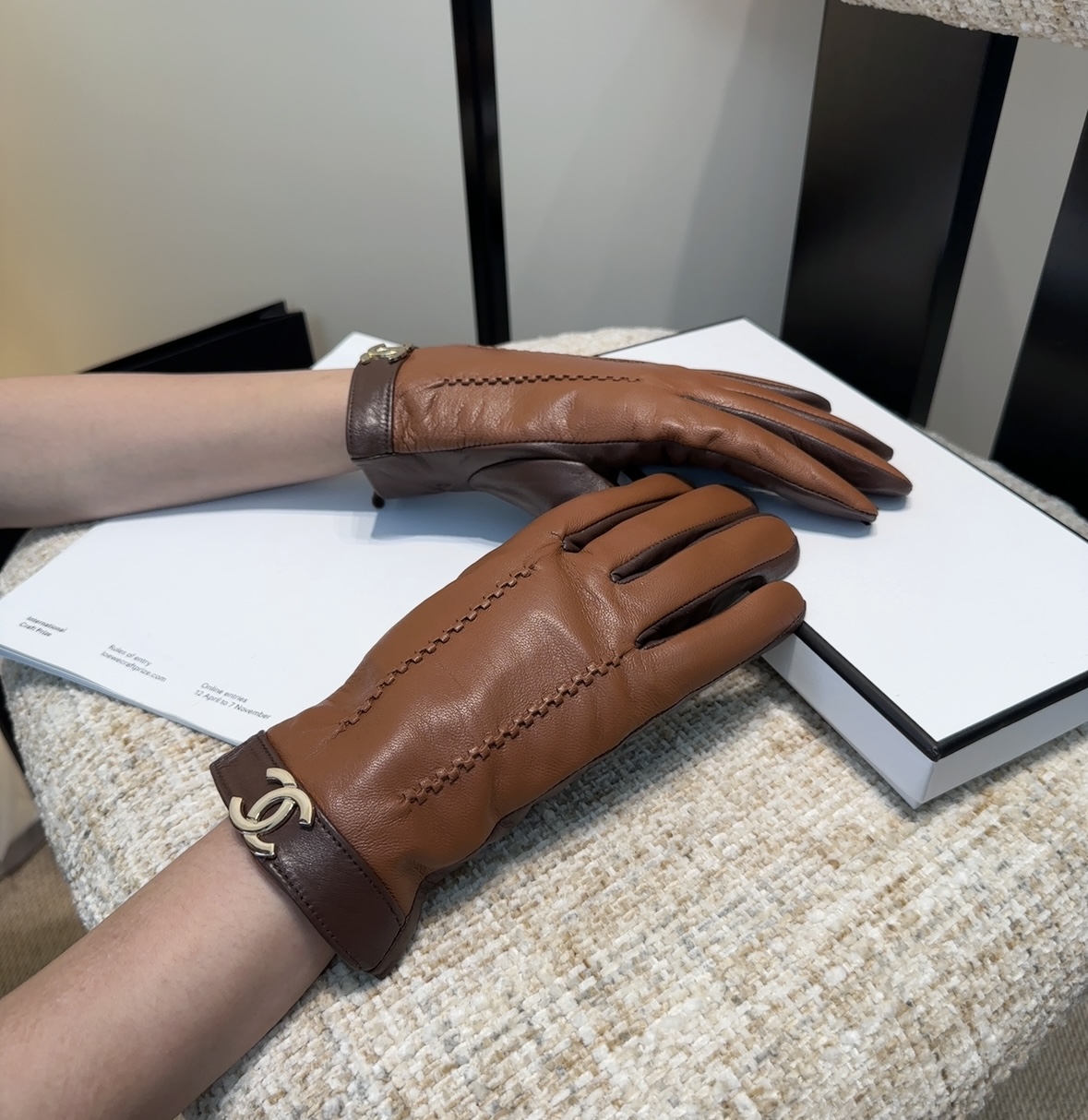 NO:554851,Chanel sheepskin gloves, fashionable gloves, warm in autumn and winter with velvet lining, classic, simple and super comfortable, soft and versatile!  gloves,gloves,chanel,sheepskin,gloves19860909香奈儿羊皮手套,时尚手套,秋冬保暖加绒内里,经典简洁上手超舒适柔软、百搭！手套,手套,chanel,sheepskin,gloves,accessory