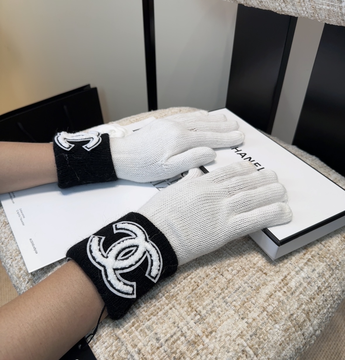NO:554854,Chanel's new wool gloves, fashionable gloves, warm in autumn and winter with fleece lining, super comfortable, soft and versatile!  One size fits all gloves, gloves, chanel, gloves19860909香奈儿新品羊毛手套,时尚手套,秋冬保暖加绒内里,上手超舒适柔软、百搭！均码手套,手套,chanel,gloves,accessory