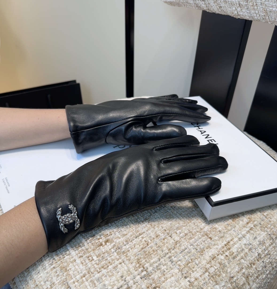 NO:554856,Chanel women's new sheepskin gloves, fashionable gloves, warm in autumn and winter with velvet lining, classic, simple and easy to use, super comfortable, soft and versatile!  ML gloves, gloves, chanel, sheepskin, gloves19860909香奈儿女款新品羊皮手套,时尚手套,秋冬保暖加绒内里,经典简洁上手超舒适柔软、百搭！ML手套,手套,chanel,sheepskin,gloves,accessory