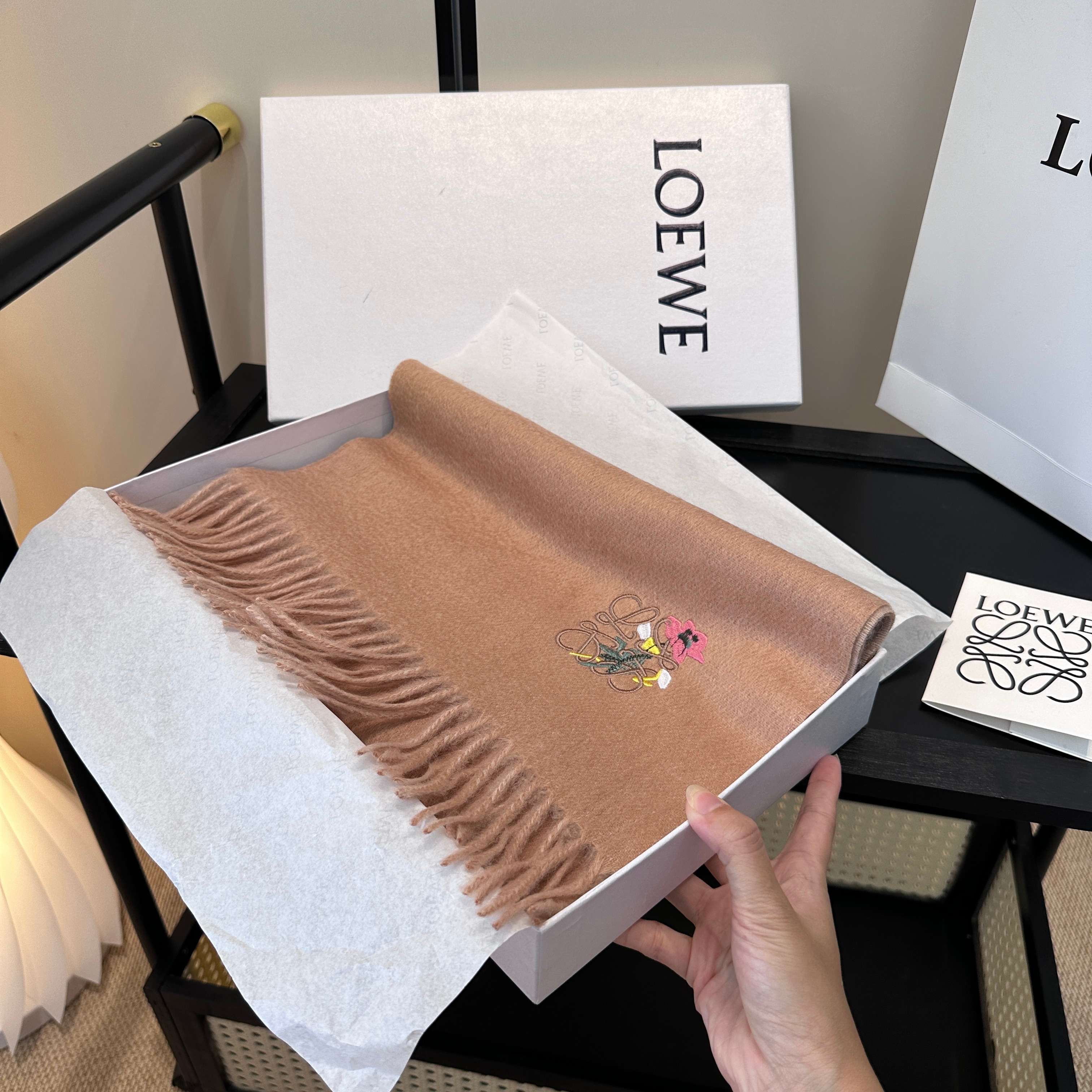 【▪Loewe · 罗意威难得一见的温柔配色，低调又不失优雅❗】重点推荐❗双面配色，一条围巾两种风格搭配