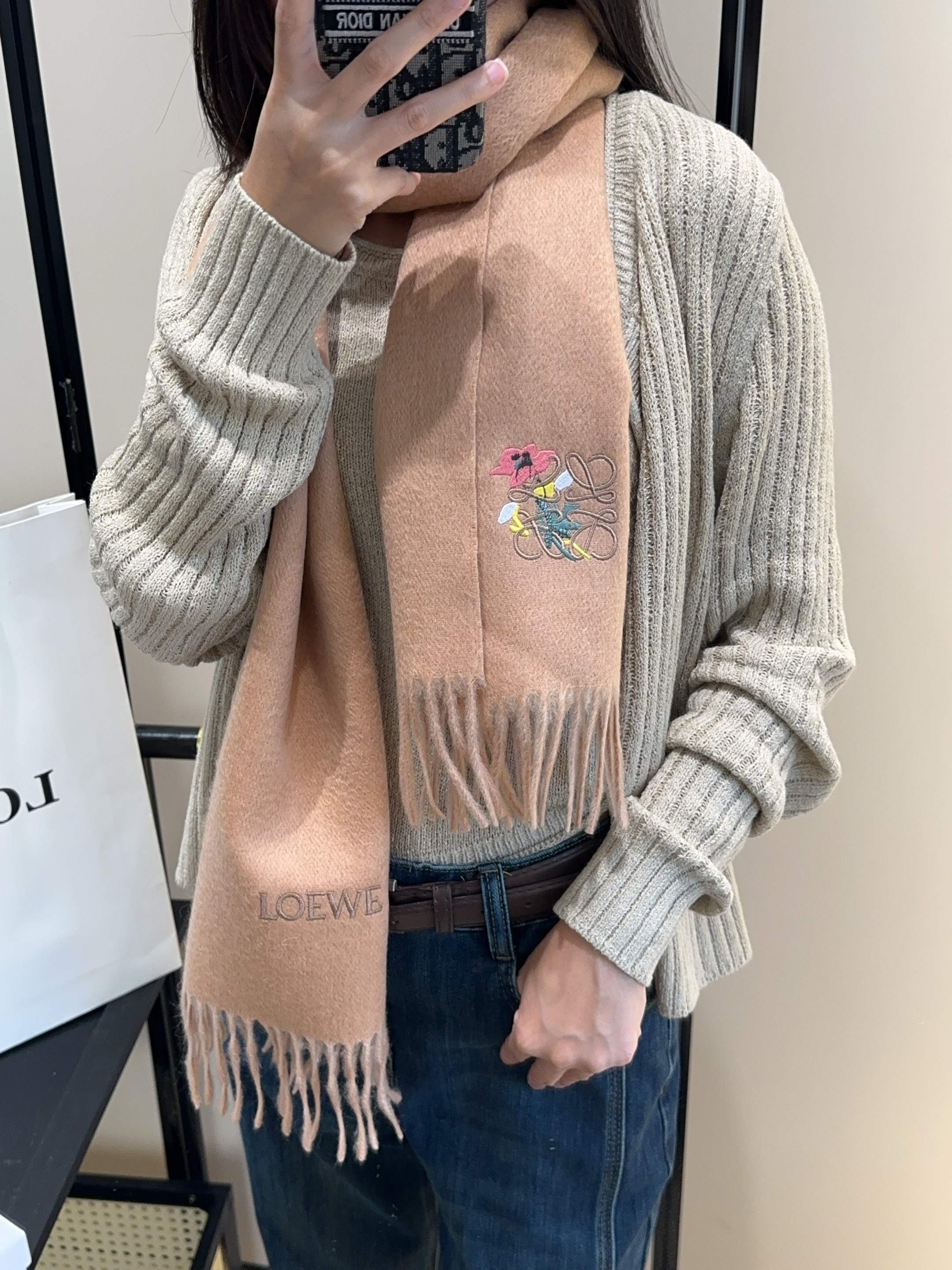 【▪Loewe · 罗意威难得一见的温柔配色，低调又不失优雅❗】重点推荐❗双面配色，一条围巾两种风格搭配