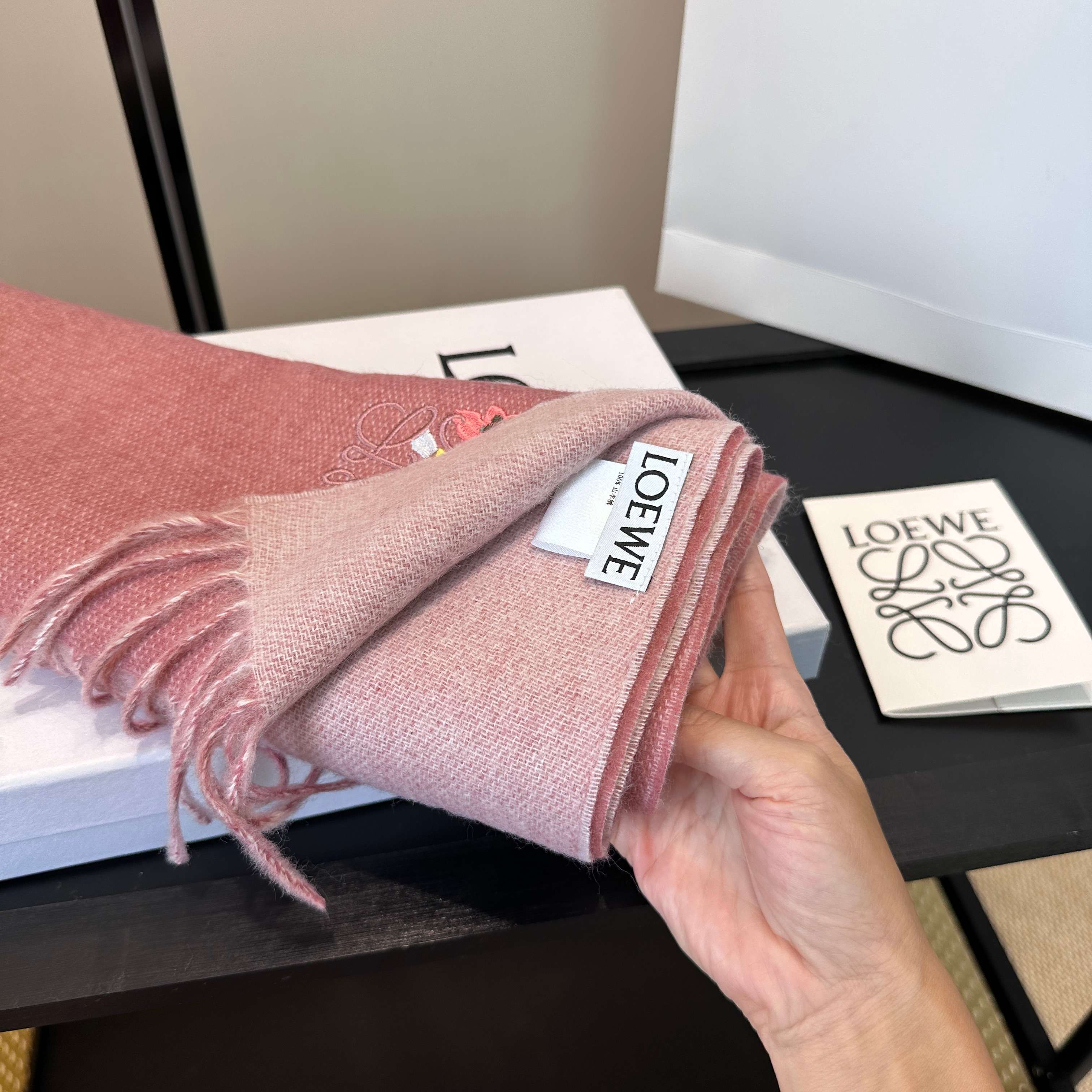 【▪Loewe · 罗意威难得一见的温柔配色，低调又不失优雅❗】重点推荐❗双面配色，一条围巾两种风格搭配