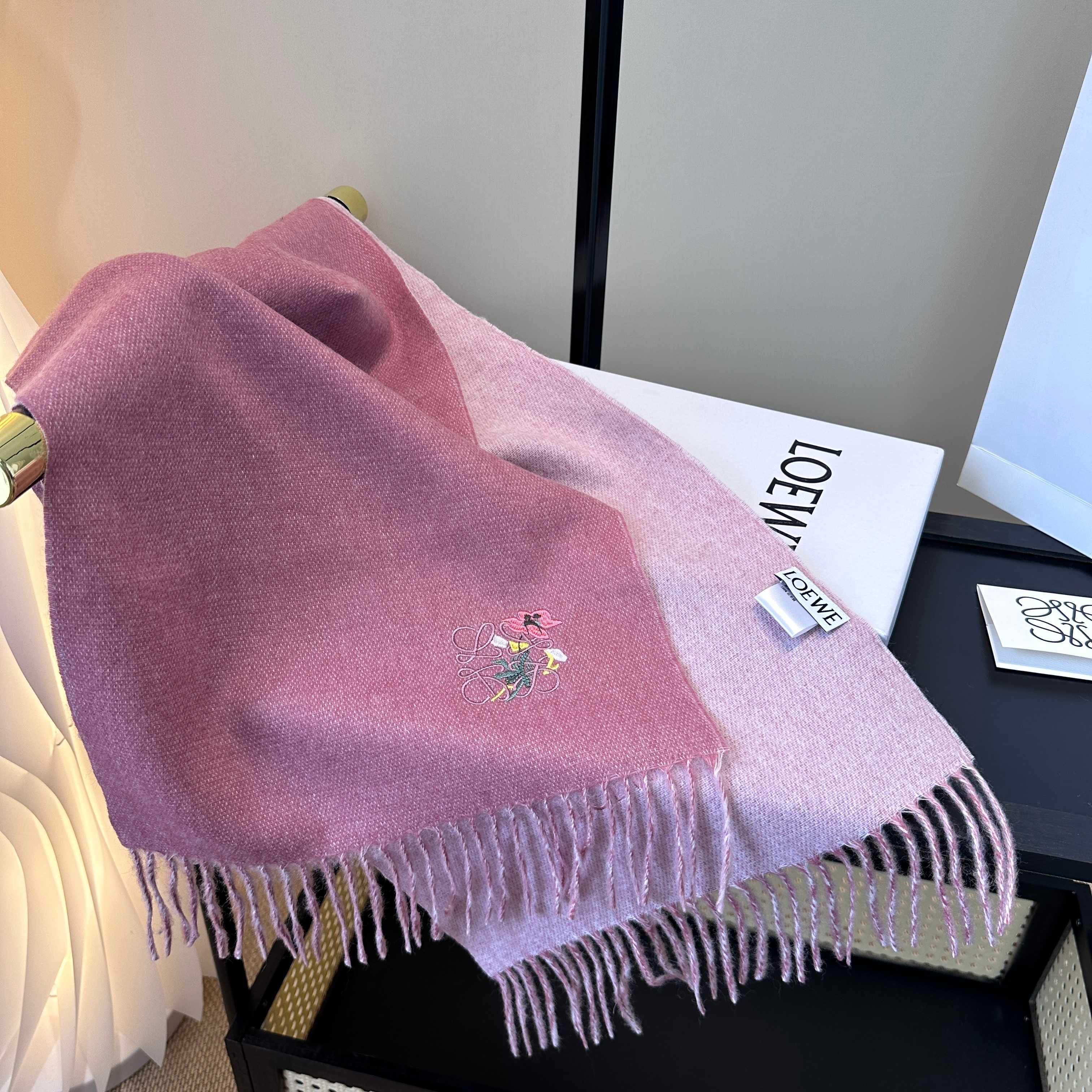 【▪Loewe · 罗意威难得一见的温柔配色，低调又不失优雅❗】重点推荐❗双面配色，一条围巾两种风格搭配