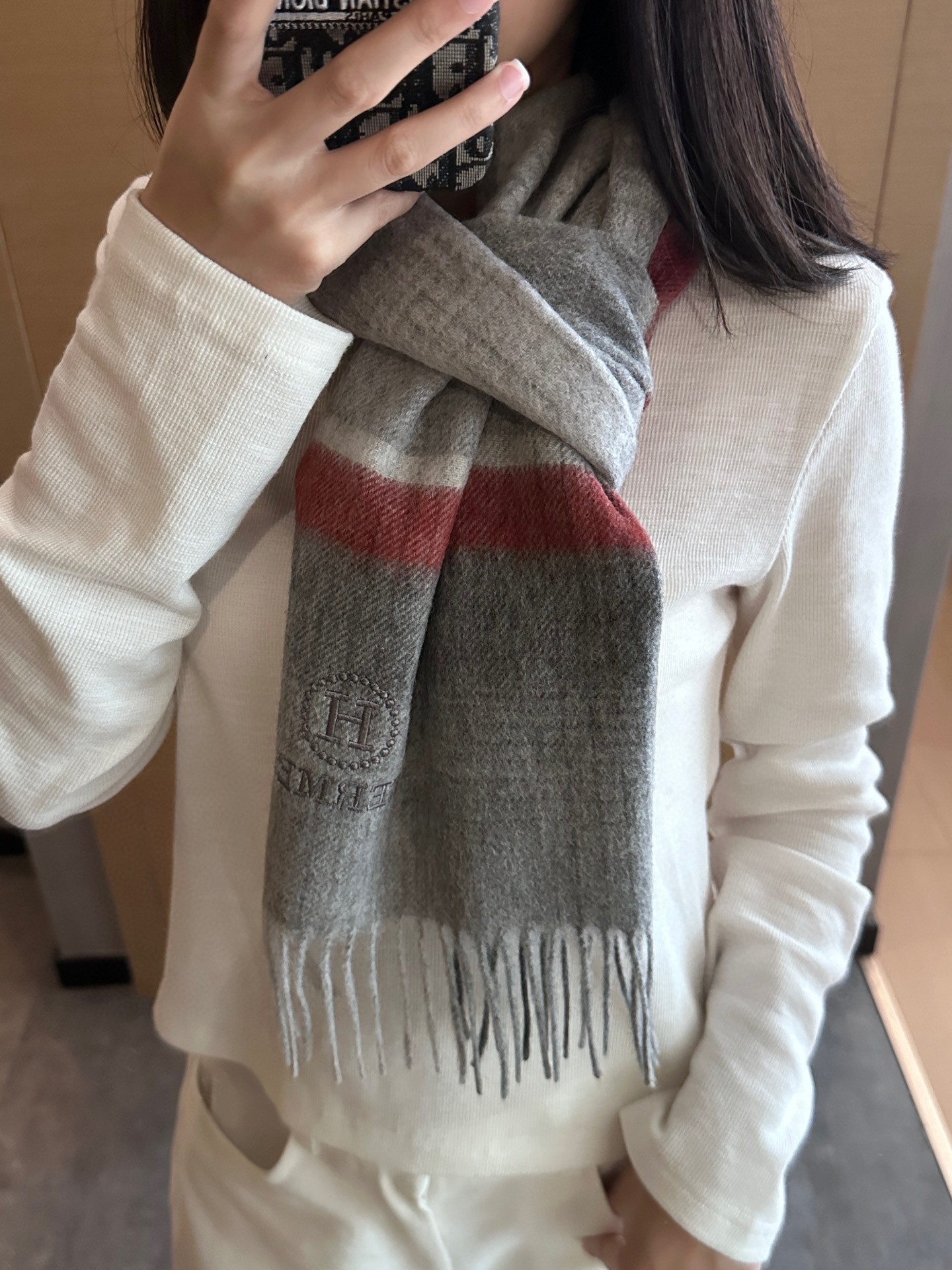 上新！2025年Hermes · 爱马仕，大H难得一见的温柔配色，低调又不失优雅❗️】一条围巾两种风格搭