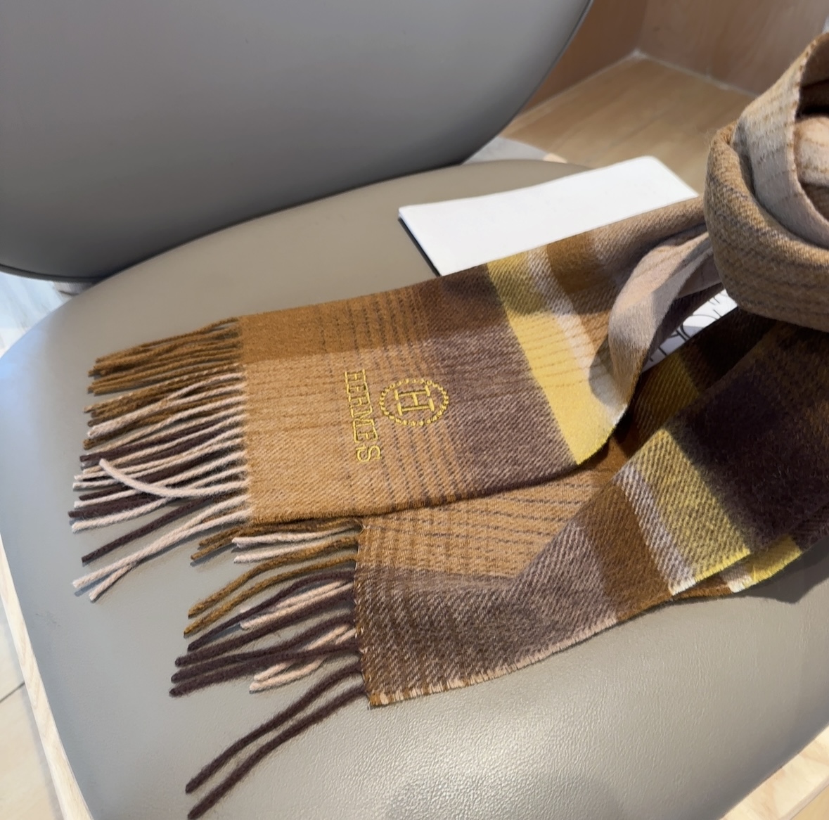 上新！2025年Hermes · 爱马仕，大H难得一见的温柔配色，低调又不失优雅❗️】一条围巾两种风格搭