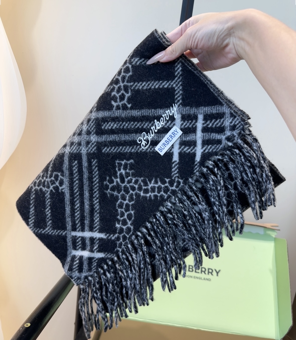 Burberry · 巴宝莉围巾❗️好看的要疯掉了，太有型太有魅力了❗️❗️非常斯文时尚的秋冬单品！真的