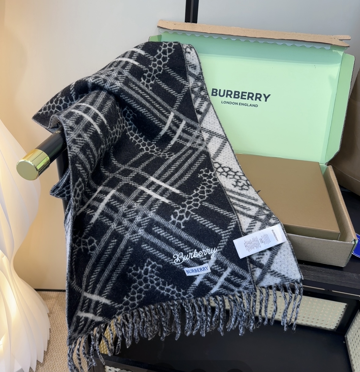 Burberry · 巴宝莉围巾❗️好看的要疯掉了，太有型太有魅力了❗️❗️非常斯文时尚的秋冬单品！真的