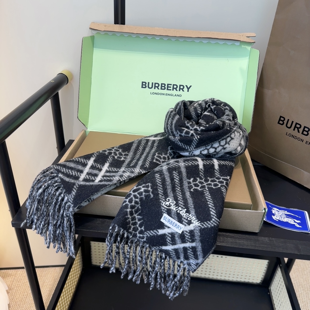 Burberry · 巴宝莉围巾❗️好看的要疯掉了，太有型太有魅力了❗️❗️非常斯文时尚的秋冬单品！真的
