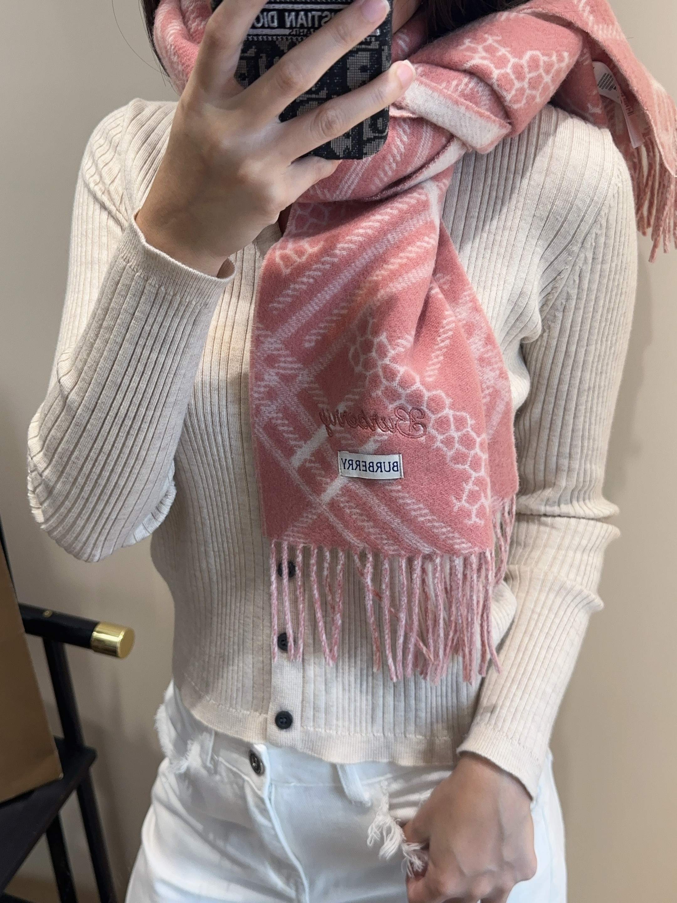 Burberry · 巴宝莉围巾❗️好看的要疯掉了，太有型太有魅力了❗️❗️非常斯文时尚的秋冬单品！真的