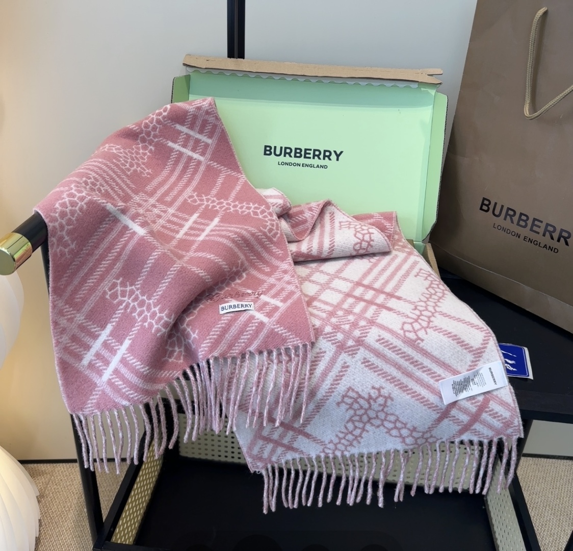 Burberry · 巴宝莉围巾❗️好看的要疯掉了，太有型太有魅力了❗️❗️非常斯文时尚的秋冬单品！真的