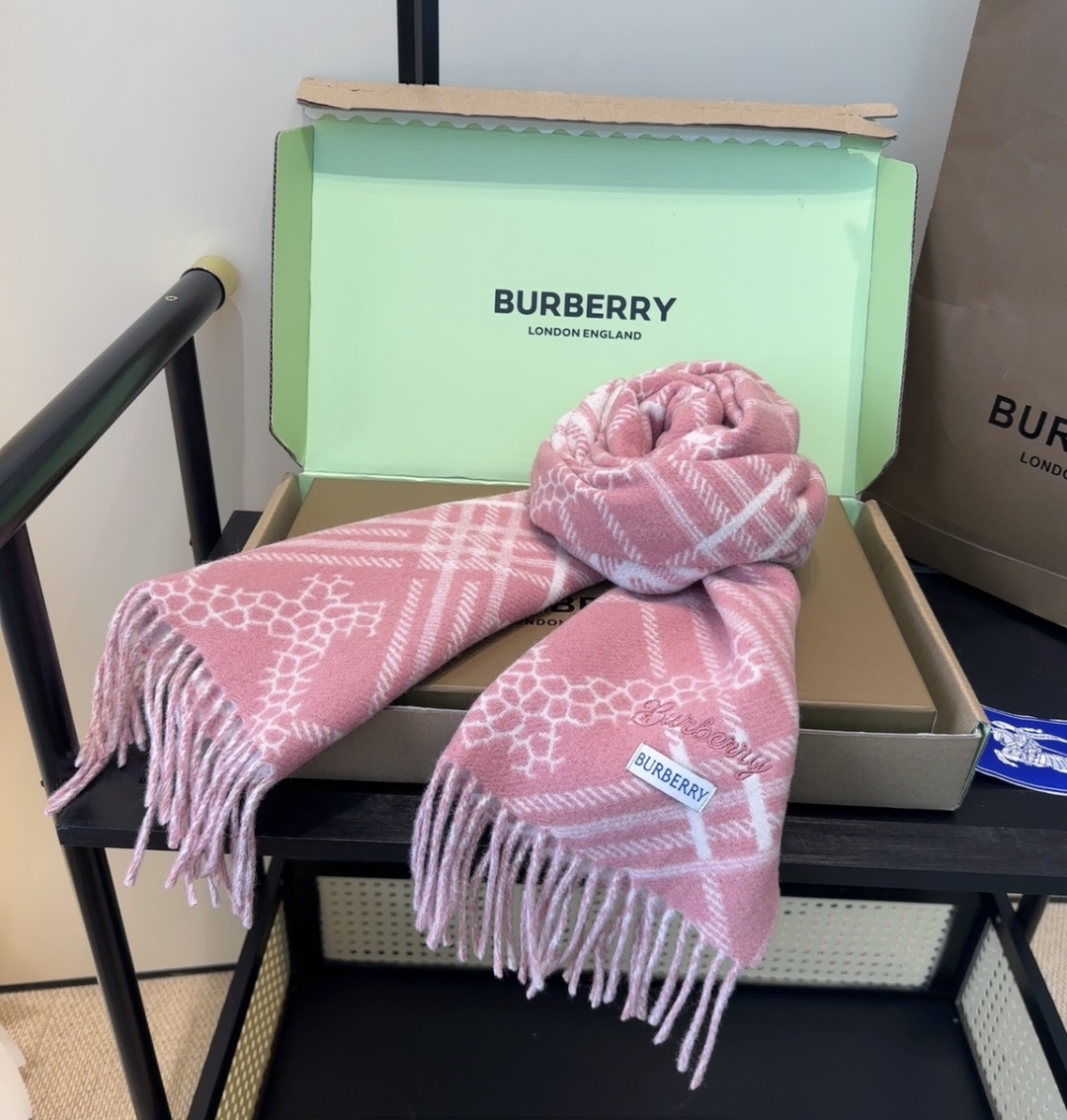 Burberry · 巴宝莉围巾❗️好看的要疯掉了，太有型太有魅力了❗️❗️非常斯文时尚的秋冬单品！真的