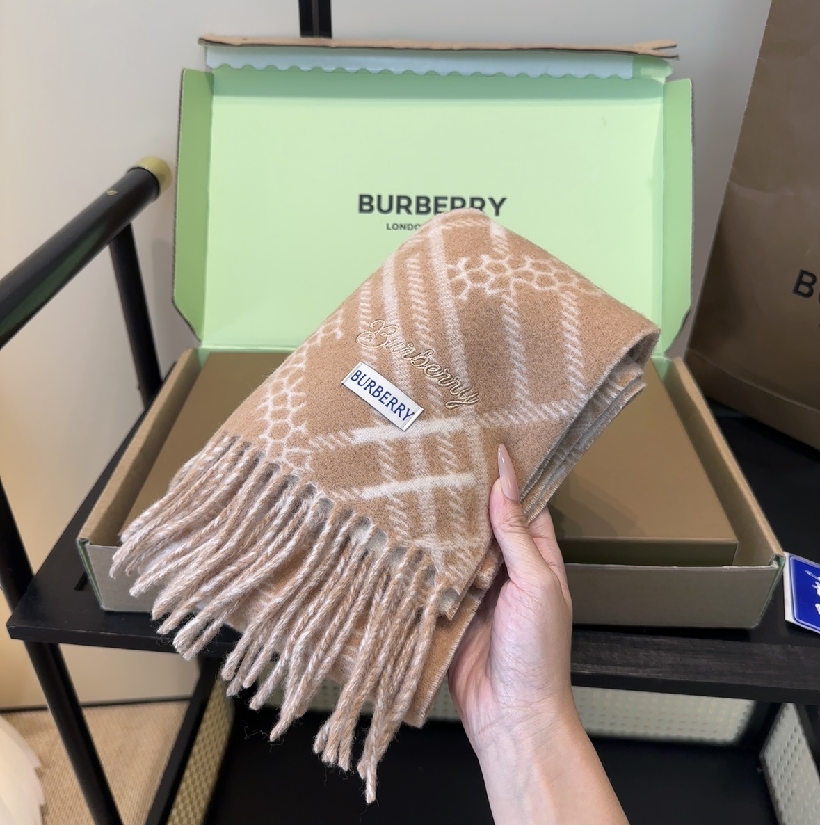 Burberry · 巴宝莉围巾❗️好看的要疯掉了，太有型太有魅力了❗️❗️非常斯文时尚的秋冬单品！真的