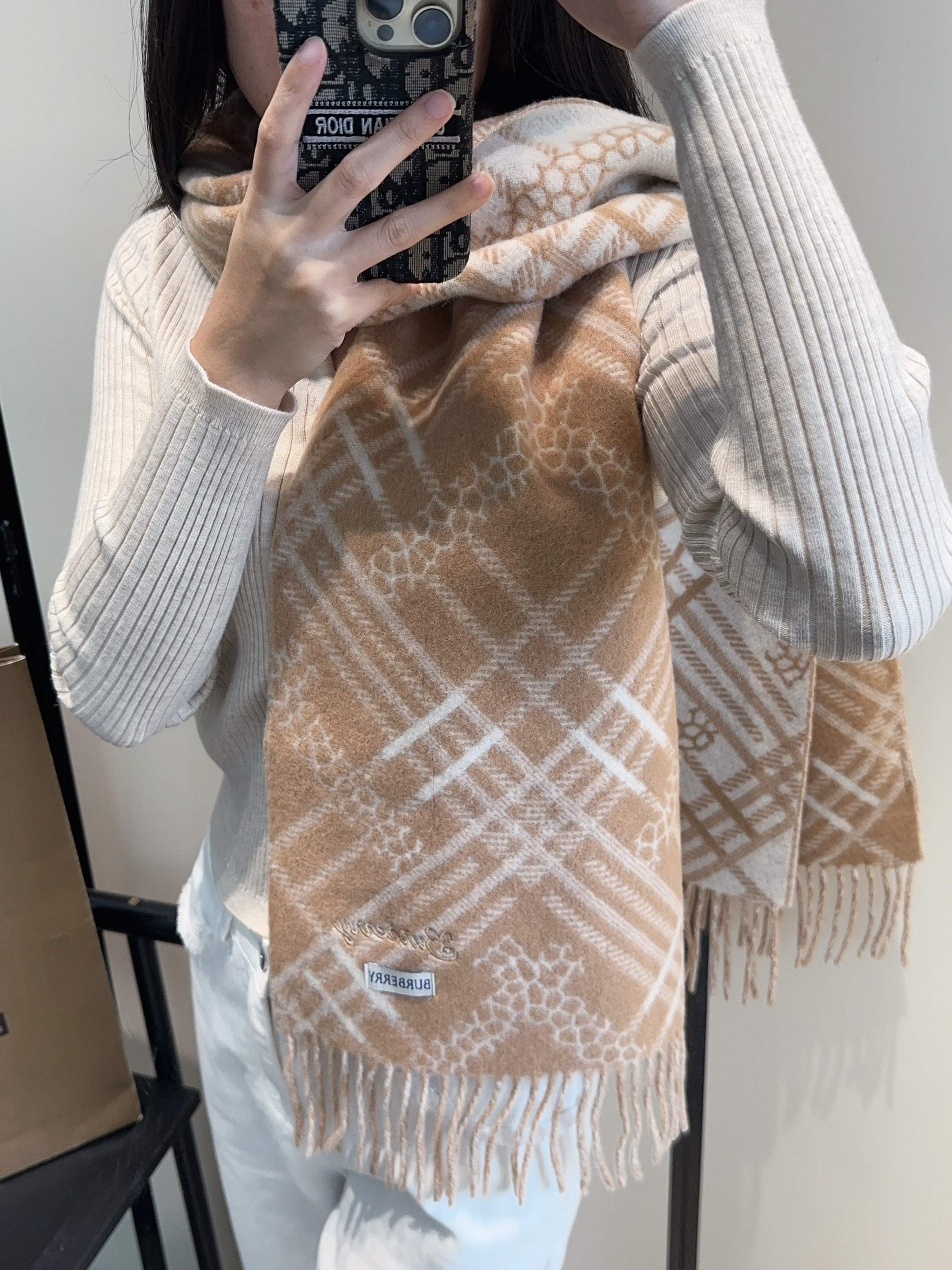 Burberry · 巴宝莉围巾❗️好看的要疯掉了，太有型太有魅力了❗️❗️非常斯文时尚的秋冬单品！真的
