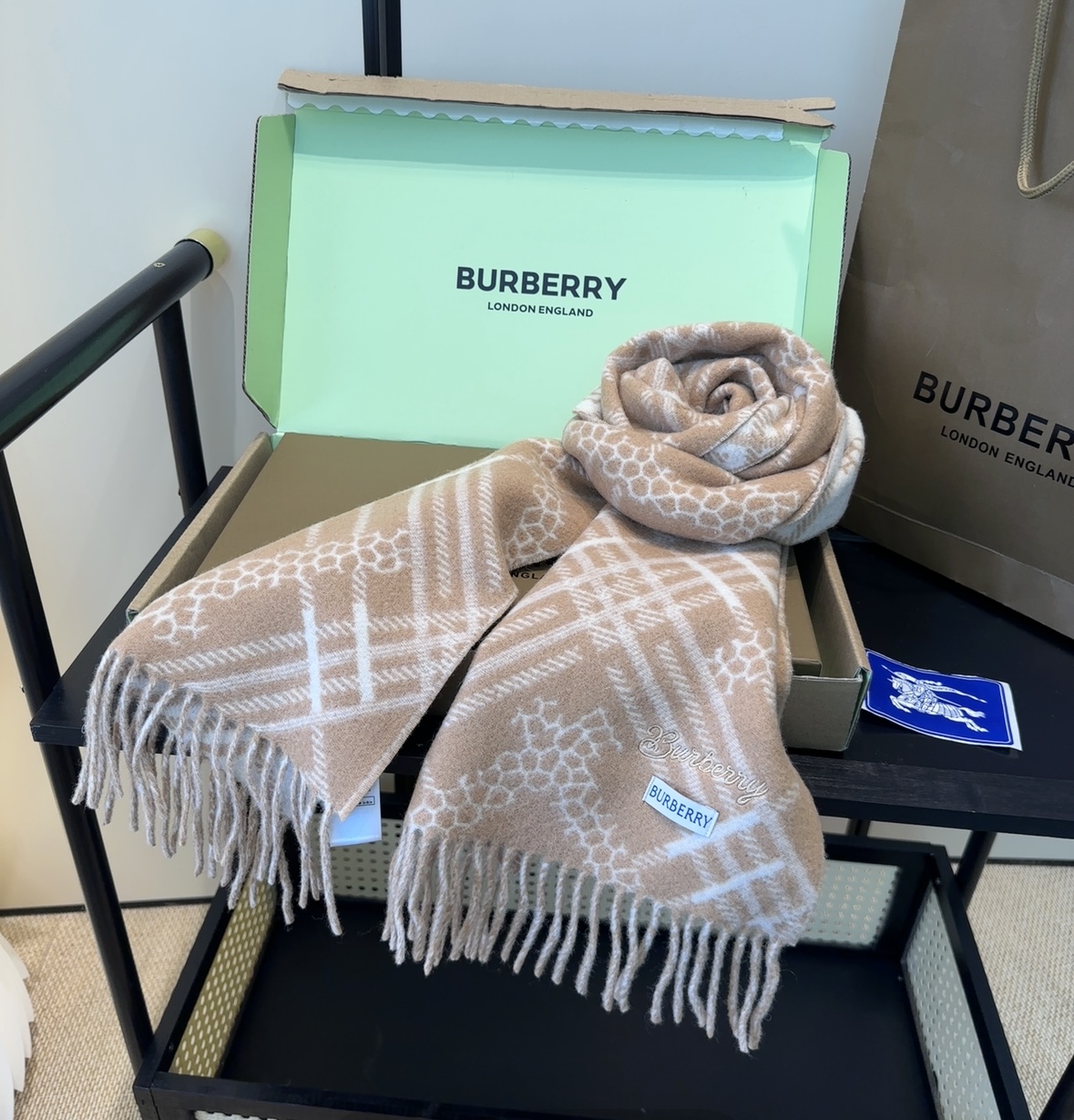 Burberry · 巴宝莉围巾❗️好看的要疯掉了，太有型太有魅力了❗️❗️非常斯文时尚的秋冬单品！真的