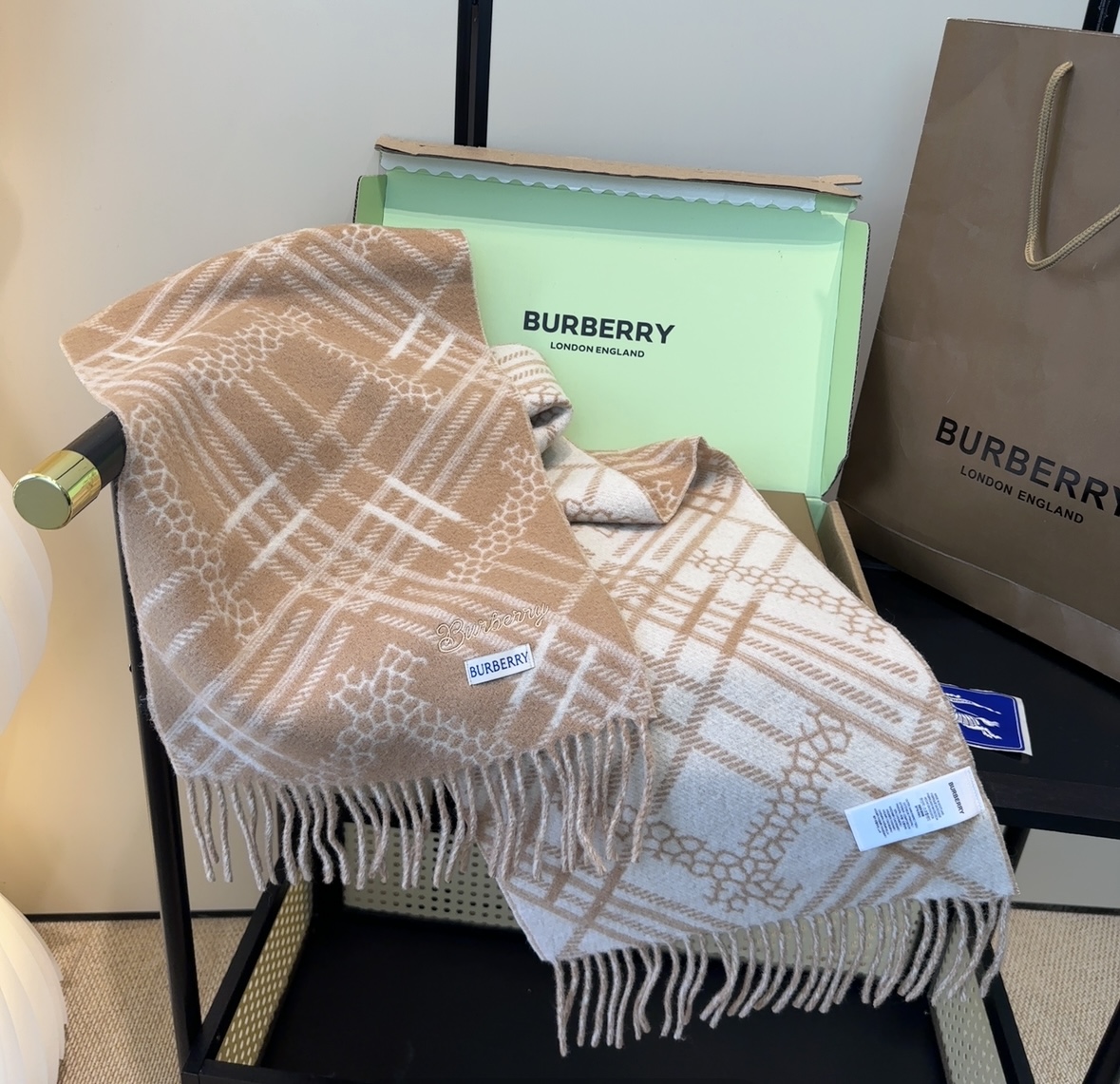 Burberry · 巴宝莉围巾❗️好看的要疯掉了，太有型太有魅力了❗️❗️非常斯文时尚的秋冬单品！真的