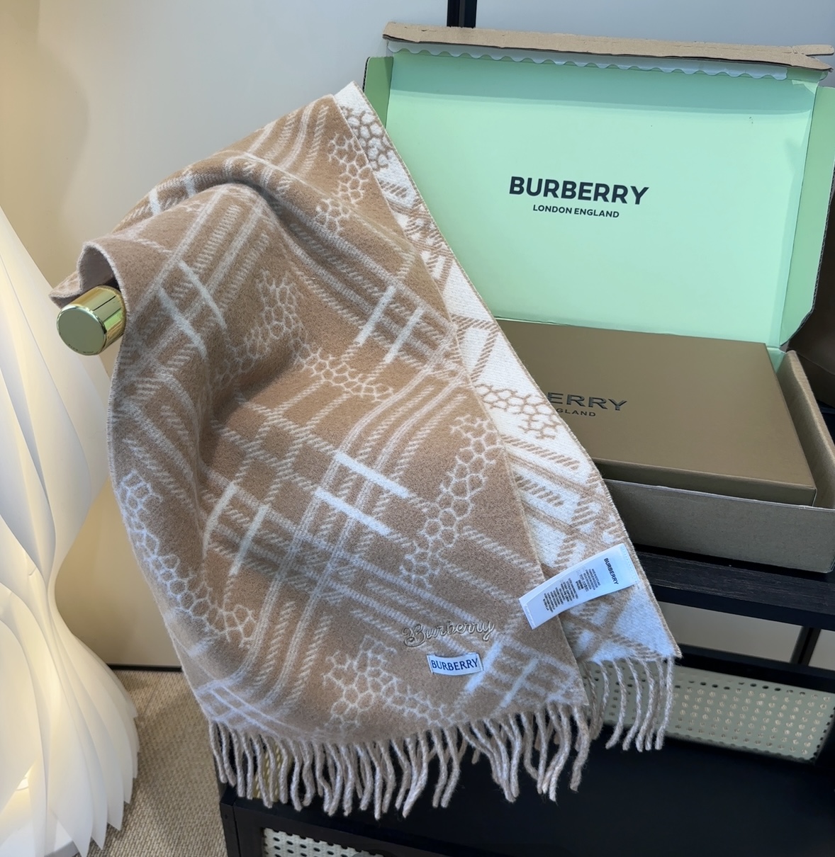 Burberry · 巴宝莉围巾❗️好看的要疯掉了，太有型太有魅力了❗️❗️非常斯文时尚的秋冬单品！真的