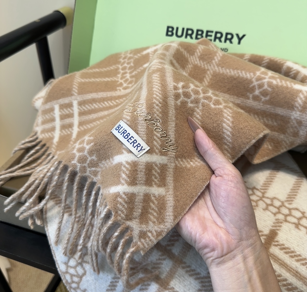 Burberry · 巴宝莉围巾❗️好看的要疯掉了，太有型太有魅力了❗️❗️非常斯文时尚的秋冬单品！真的