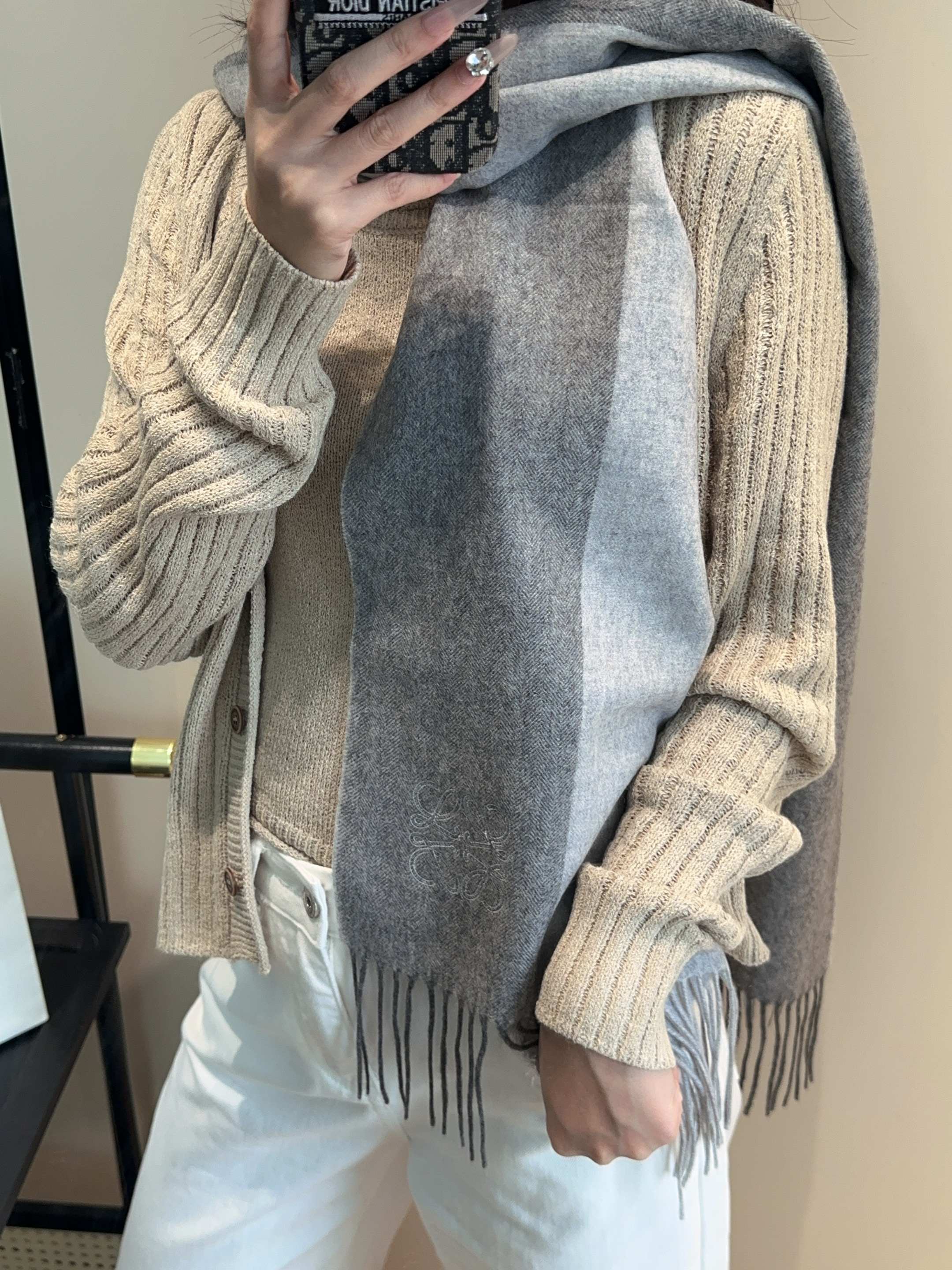 【▪Loewe · 罗意威难得一见的温柔配色，低调又不失优雅❗】重点推荐❗双面配色，一条围巾两种风格搭配