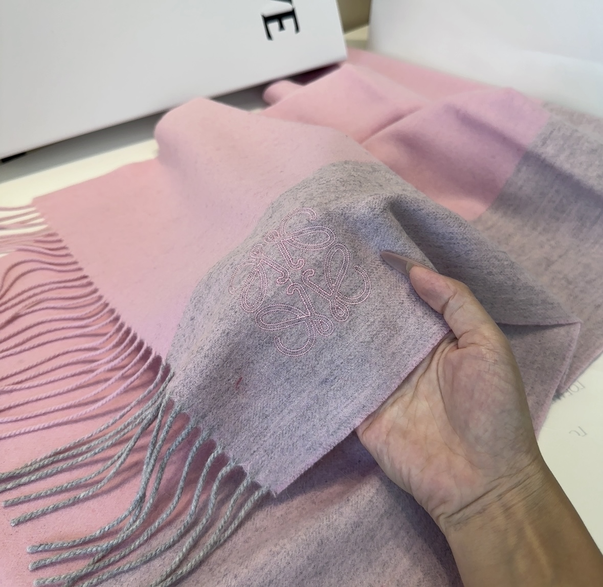 【▪Loewe · 罗意威难得一见的温柔配色，低调又不失优雅❗】重点推荐❗双面配色，一条围巾两种风格搭配