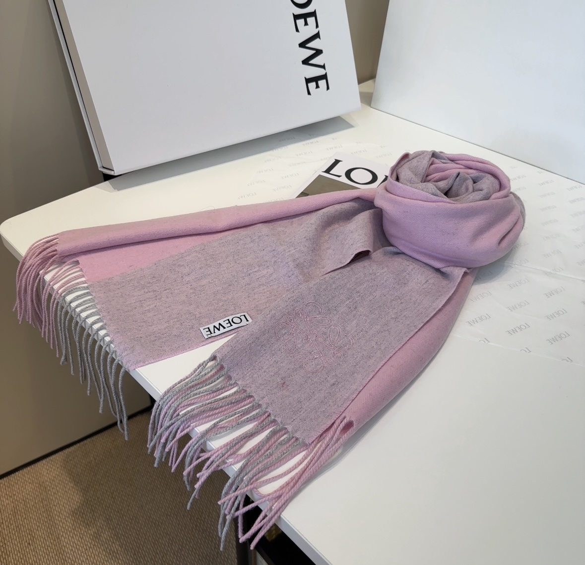 【▪Loewe · 罗意威难得一见的温柔配色，低调又不失优雅❗】重点推荐❗双面配色，一条围巾两种风格搭配