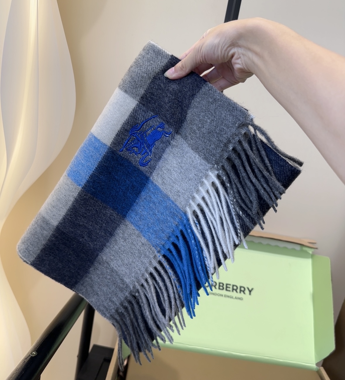 【▪️家属福利来了！！巴宝莉高端重磅男士围巾！】怒赞推荐，激动~！！下手绝对要快，同步专柜，最高端的男士