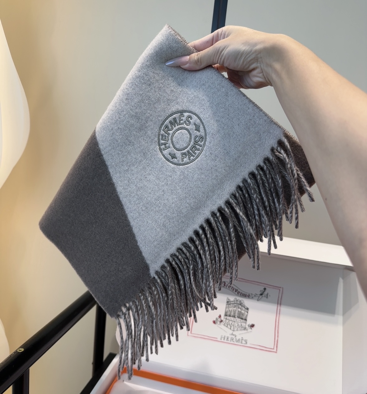 2025年Hermes · 爱马仕，难得一见的温柔配色，低调又不失优雅❗️】重点推荐❗️双边配色，一条围