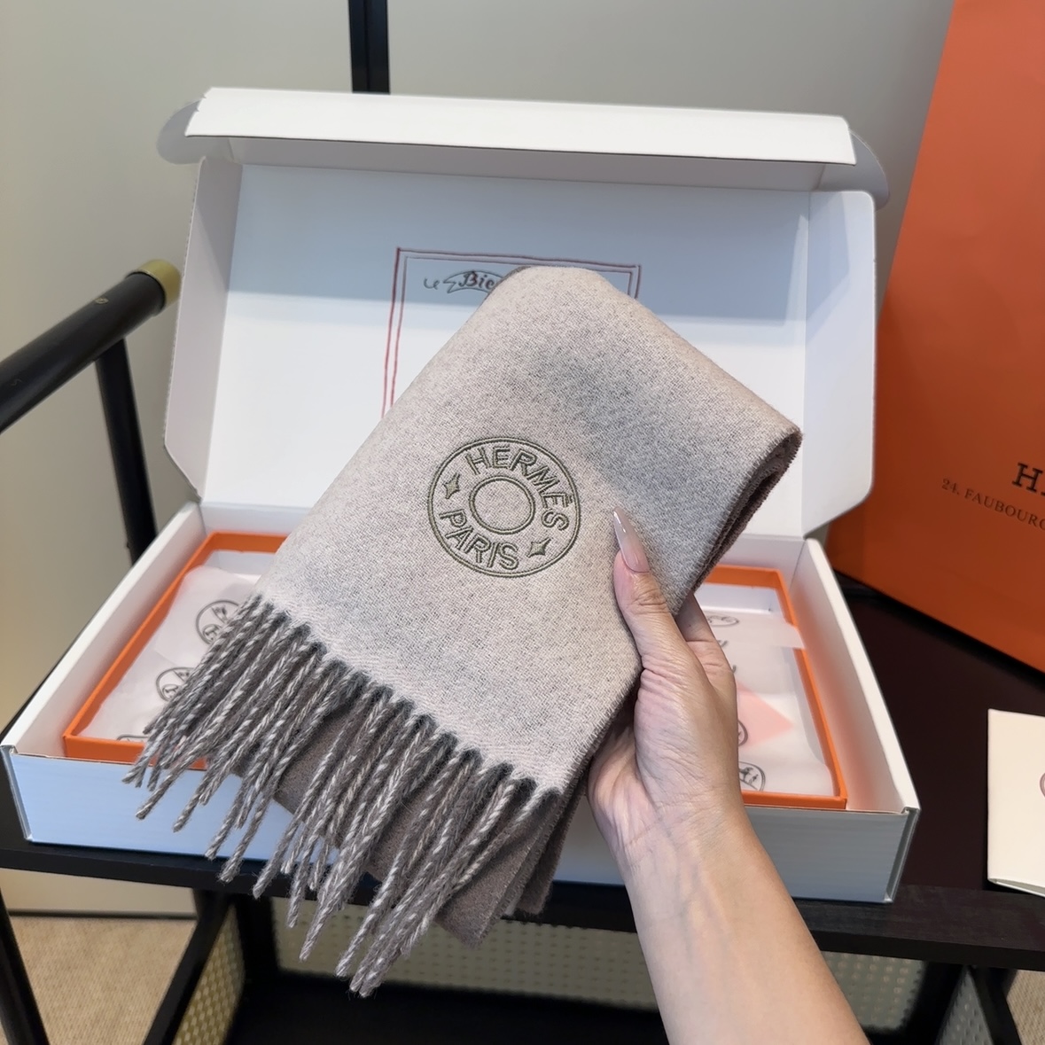 2025年Hermes · 爱马仕，难得一见的温柔配色，低调又不失优雅❗️】重点推荐❗️双边配色，一条围