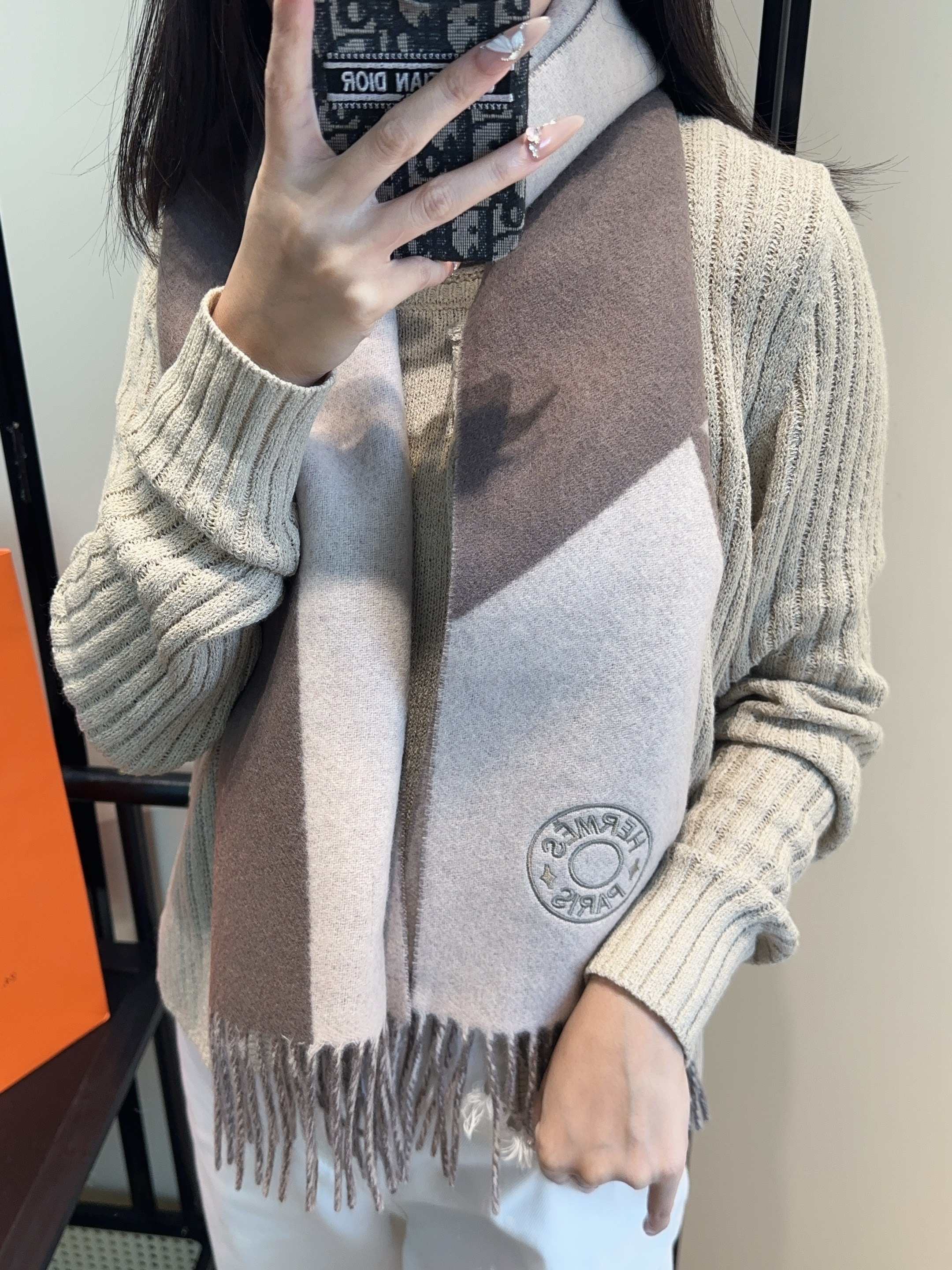 2025年Hermes · 爱马仕，难得一见的温柔配色，低调又不失优雅❗️】重点推荐❗️双边配色，一条围