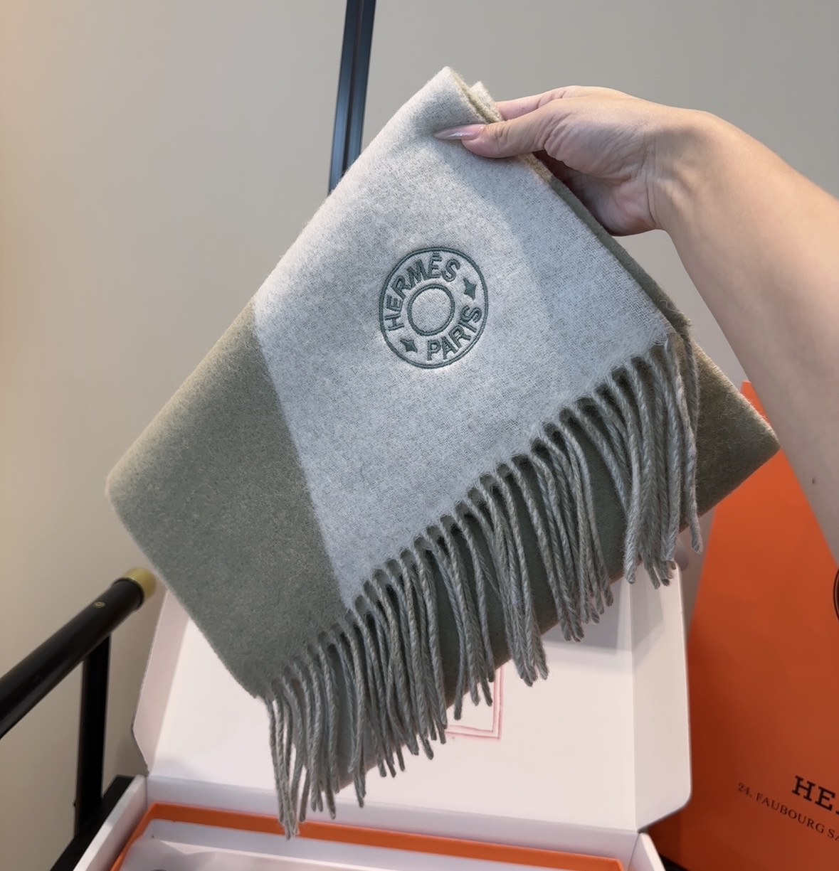 2025年Hermes · 爱马仕，难得一见的温柔配色，低调又不失优雅❗️】重点推荐❗️双边配色，一条围