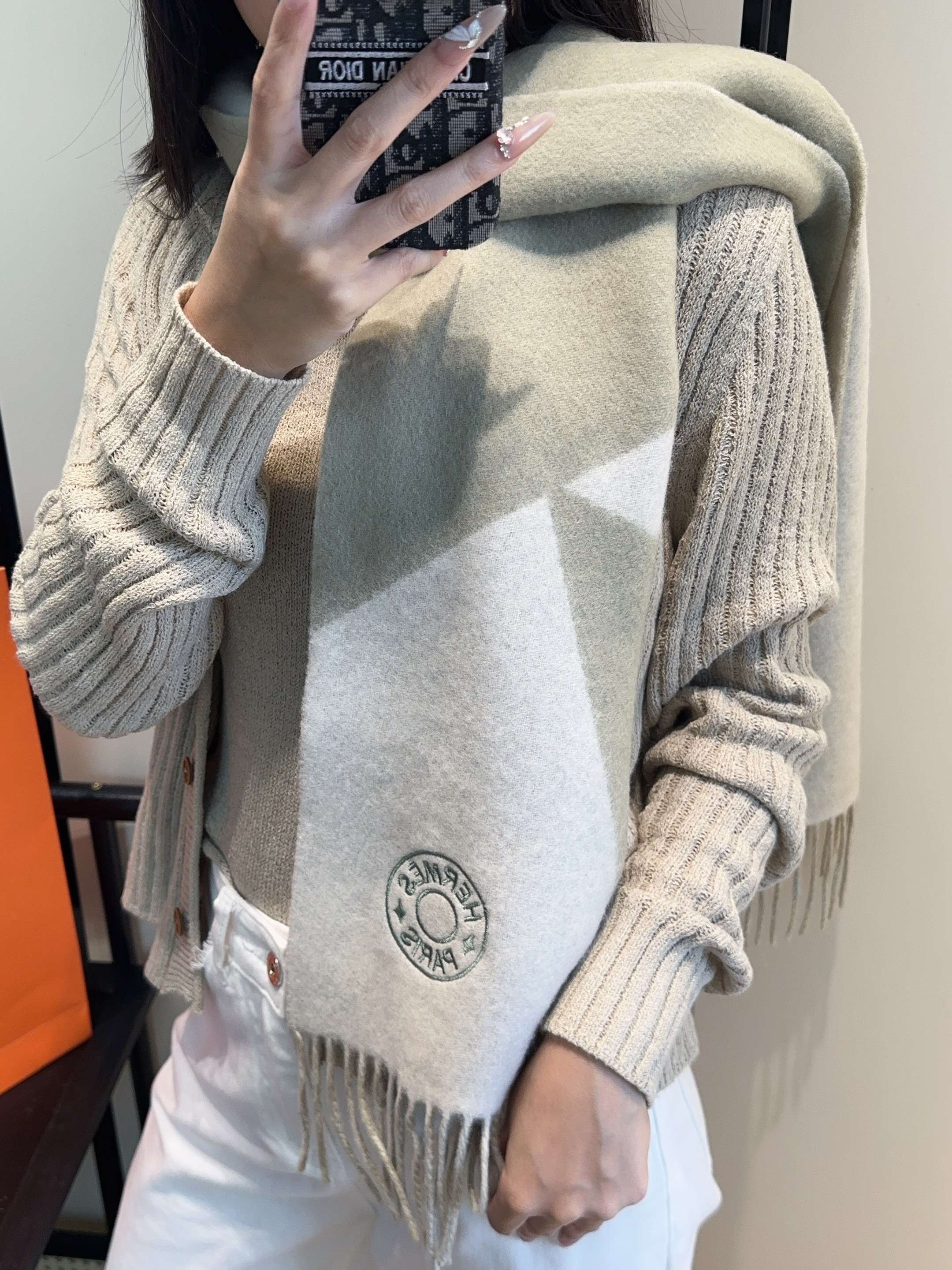 2025年Hermes · 爱马仕，难得一见的温柔配色，低调又不失优雅❗️】重点推荐❗️双边配色，一条围