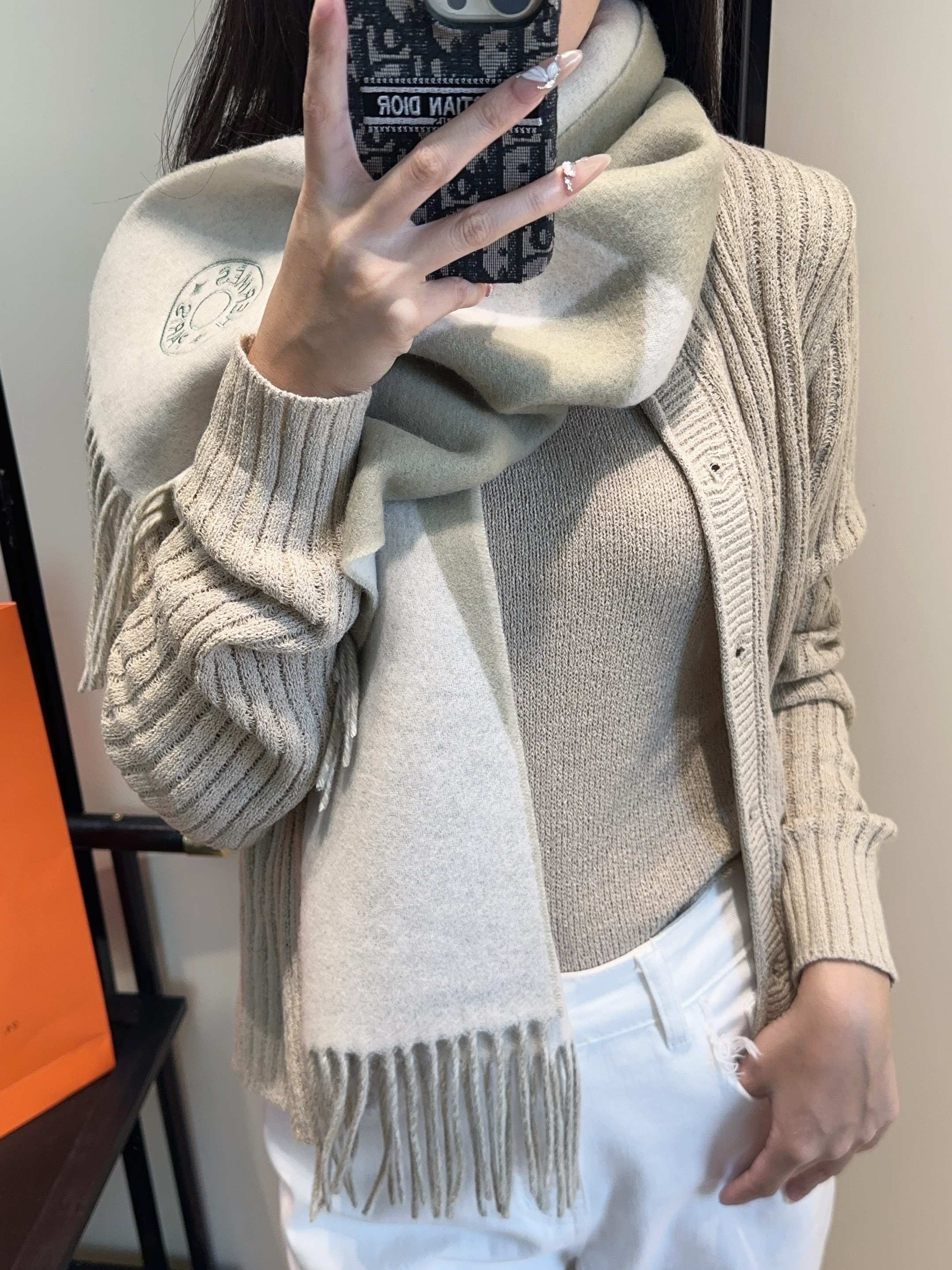 2025年Hermes · 爱马仕，难得一见的温柔配色，低调又不失优雅❗️】重点推荐❗️双边配色，一条围