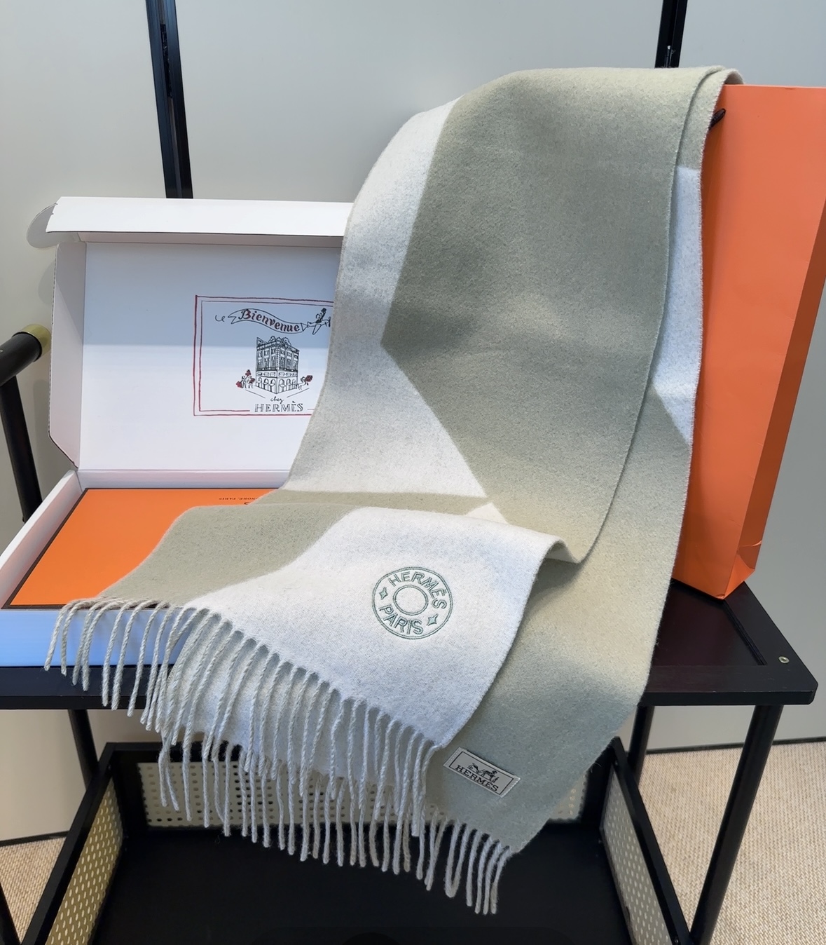 2025年Hermes · 爱马仕，难得一见的温柔配色，低调又不失优雅❗️】重点推荐❗️双边配色，一条围