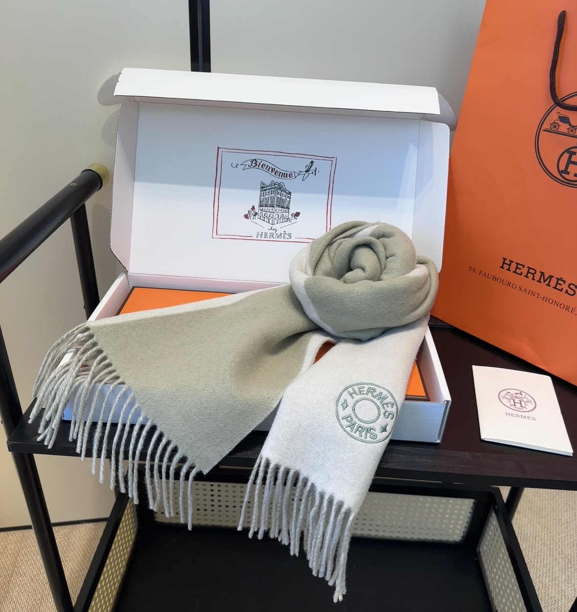 2025年Hermes · 爱马仕，难得一见的温柔配色，低调又不失优雅❗️】重点推荐❗️双边配色，一条围