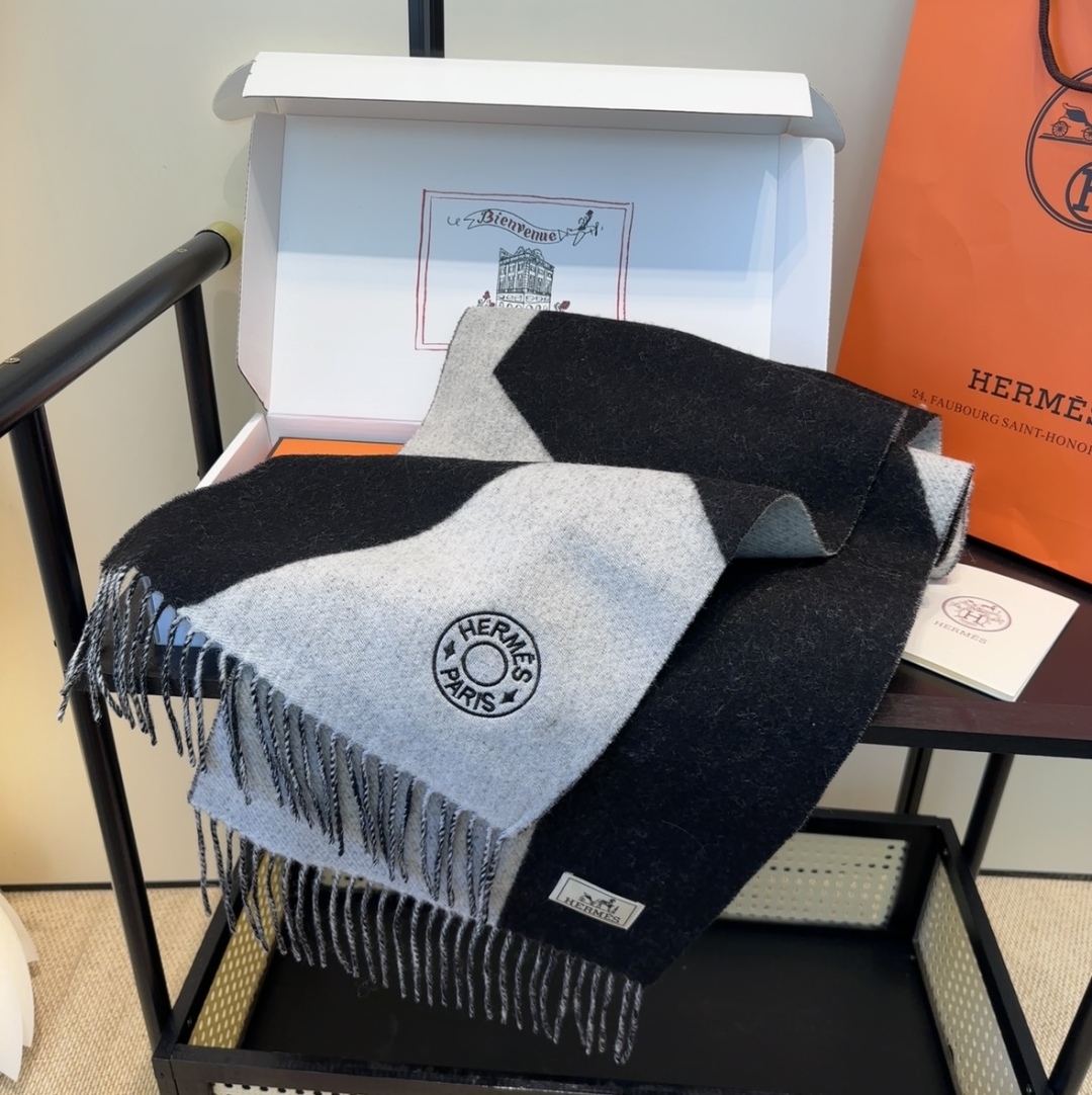2025年Hermes · 爱马仕，难得一见的温柔配色，低调又不失优雅❗️】重点推荐❗️双边配色，一条围