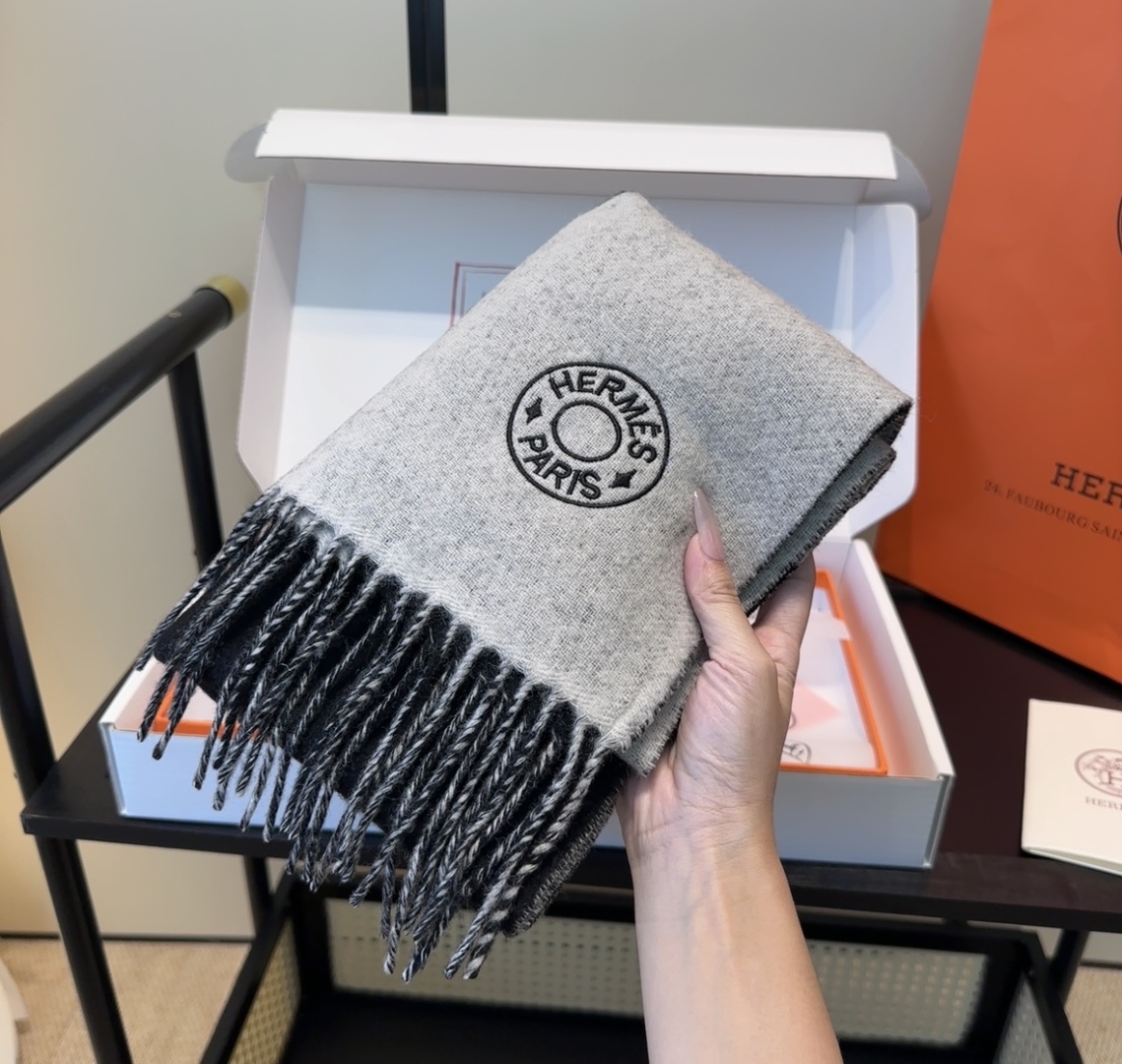 2025年Hermes · 爱马仕，难得一见的温柔配色，低调又不失优雅❗️】重点推荐❗️双边配色，一条围