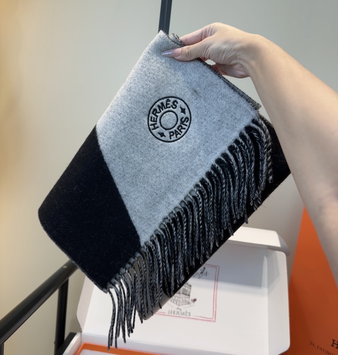 2025年Hermes · 爱马仕，难得一见的温柔配色，低调又不失优雅❗️】重点推荐❗️双边配色，一条围