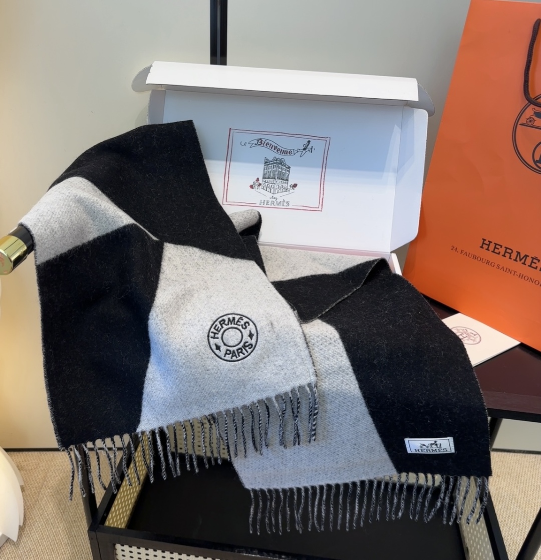 2025年Hermes · 爱马仕，难得一见的温柔配色，低调又不失优雅❗️】重点推荐❗️双边配色，一条围