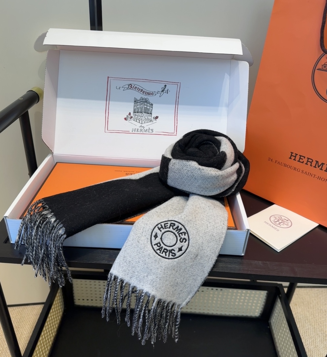 2025年Hermes · 爱马仕，难得一见的温柔配色，低调又不失优雅❗️】重点推荐❗️双边配色，一条围