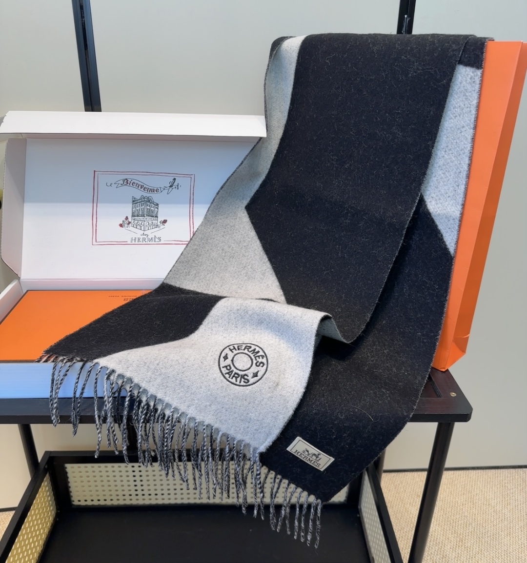 2025年Hermes · 爱马仕，难得一见的温柔配色，低调又不失优雅❗️】重点推荐❗️双边配色，一条围