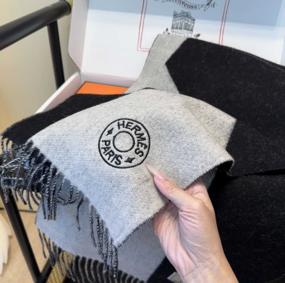 2025年Hermes · 爱马仕，难得一见的温柔配色，低调又不失优雅❗️】重点推荐❗️双边配色，一条围