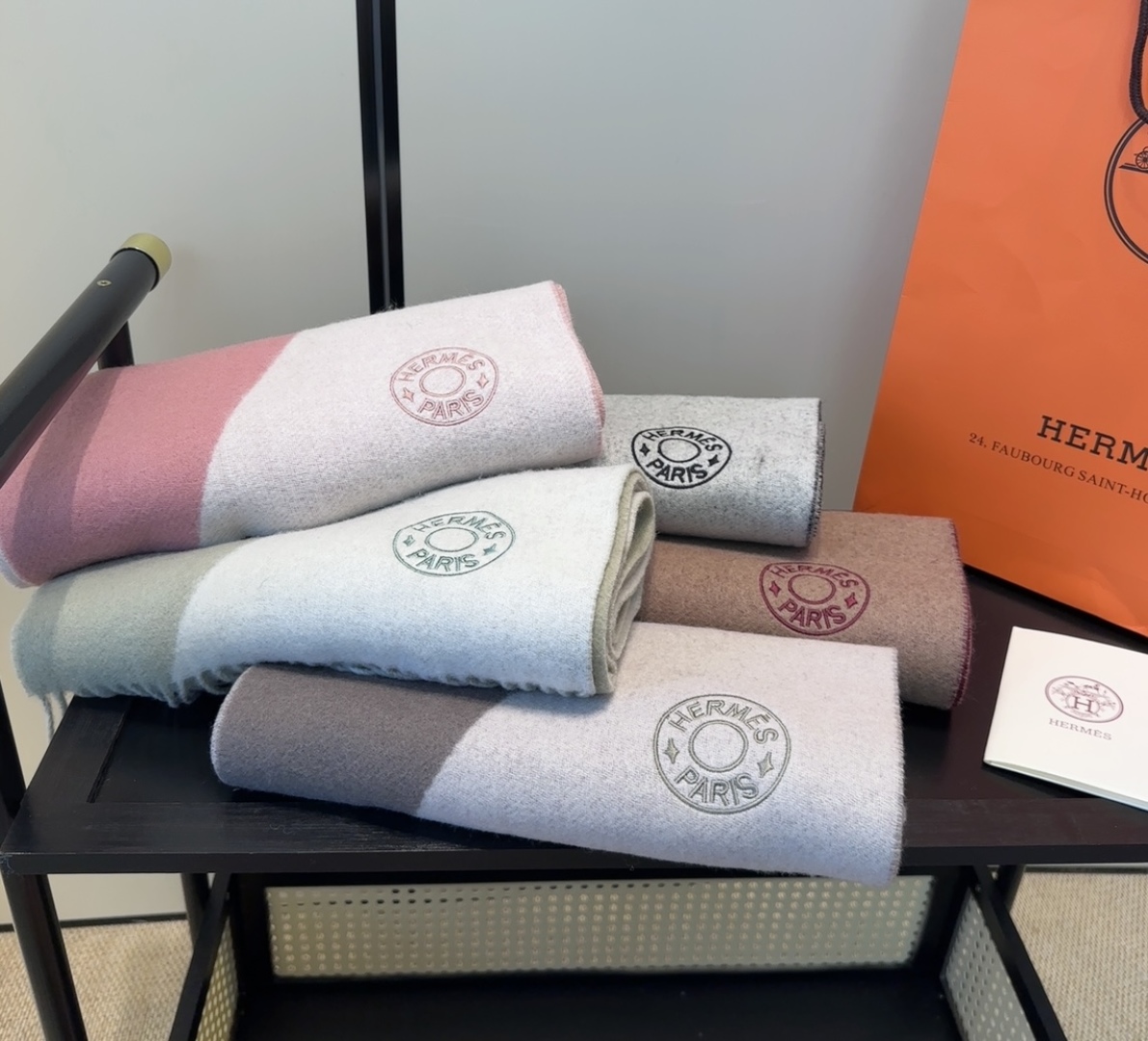 2025年Hermes · 爱马仕，难得一见的温柔配色，低调又不失优雅❗️】重点推荐❗️双边配色，一条围