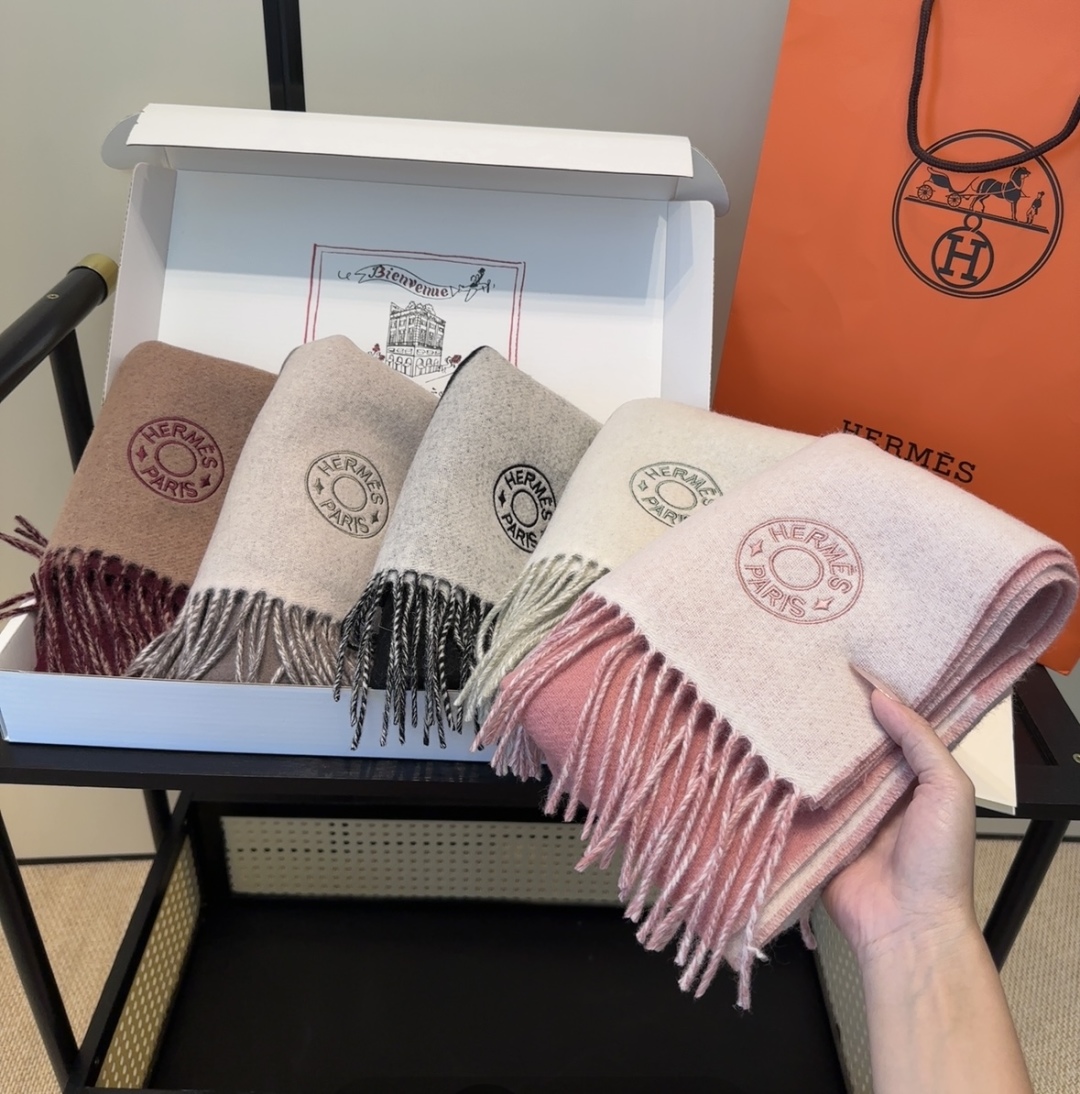 2025年Hermes · 爱马仕，难得一见的温柔配色，低调又不失优雅❗️】重点推荐❗️双边配色，一条围